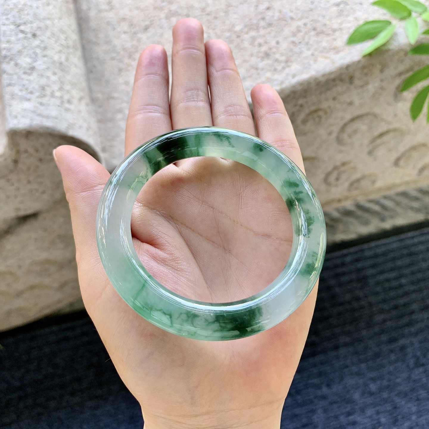 圆条53 54，圈口54.2/10.3/10.8，编码W6080935，描述冰飘绿，清透，水润，种老，细腻，打灯有絮线