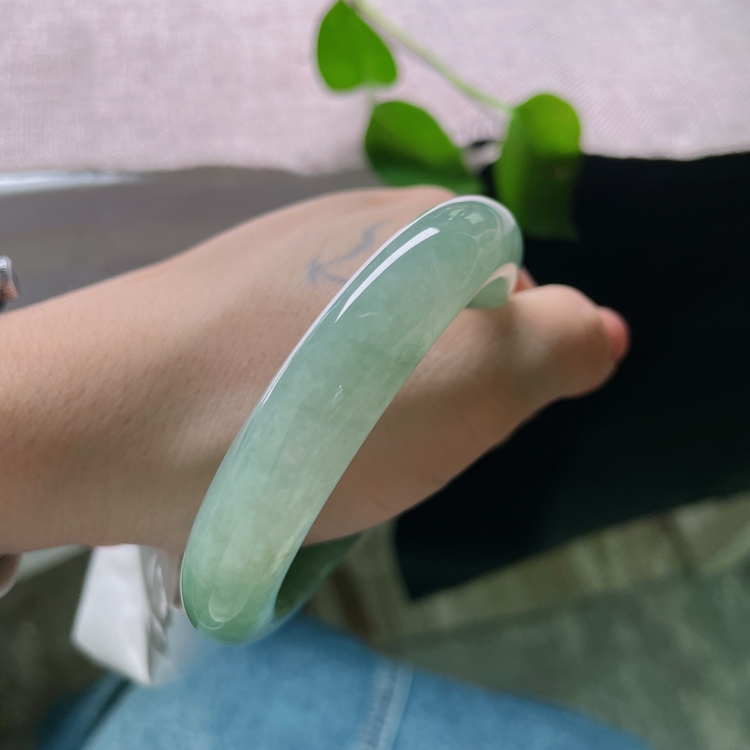57.7/12.2/9.0，油青正圈，一点皮纹，清润湖绿铺满镯身，水光内敛柔和，似雨后山林的一汪静水，温婉朴素，耐品耐看。ss56992a