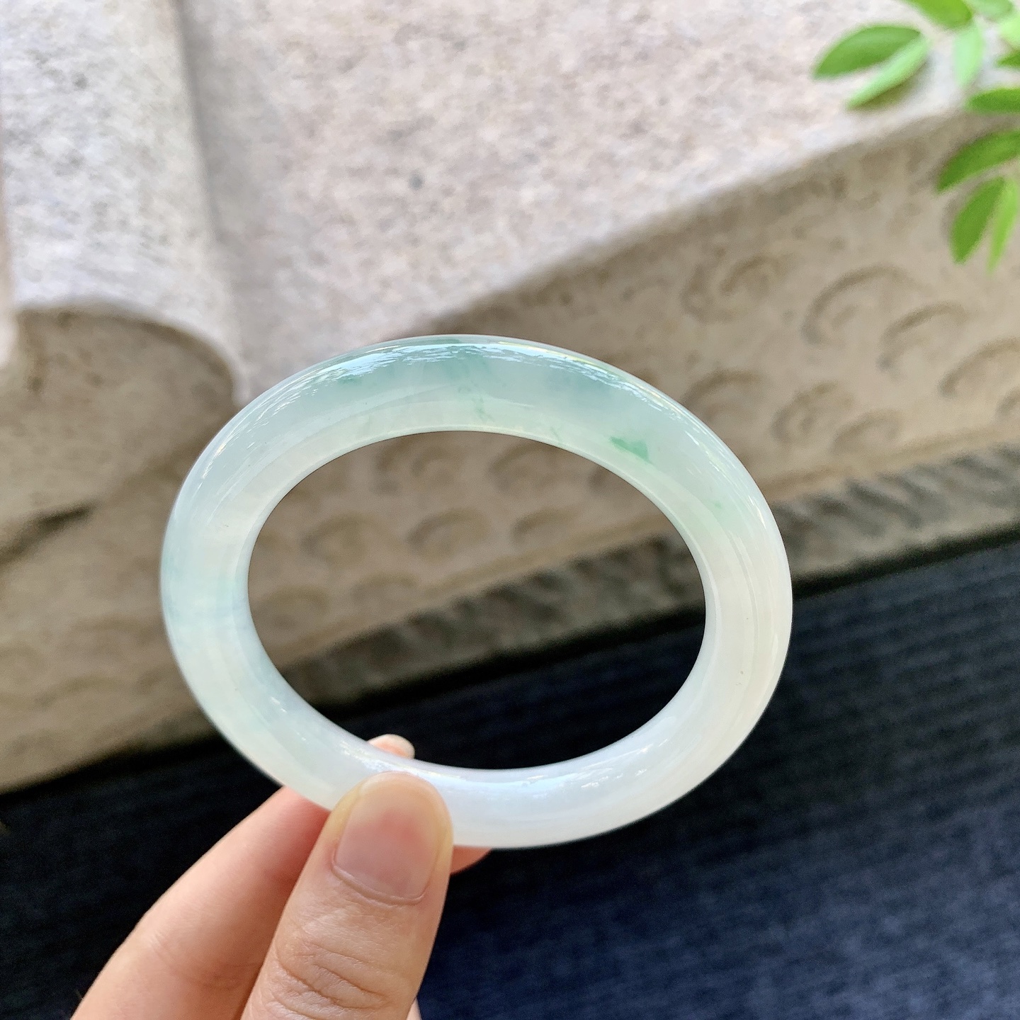 圆条53 54，圈口54.6/10.1/9.6，编码C5080924，描述：冰糯飘绿，水润，种老，细腻，有纹线
