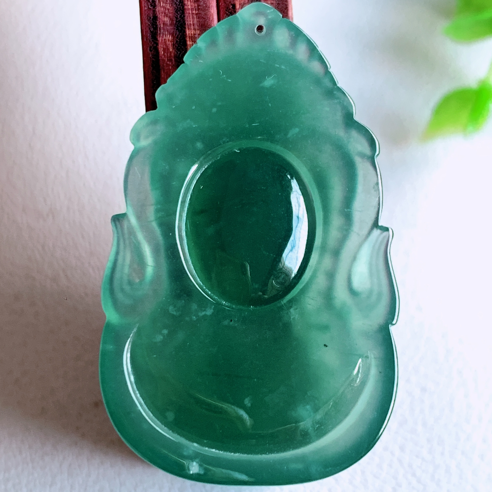 蓝冰精雕观音吊坠，法相端庄大气，工艺精湛，种色浓郁，细腻饱满冰润，种老水足，收藏佳品，佩戴大气  W03.7    尺寸：41.2-25-5.8mm