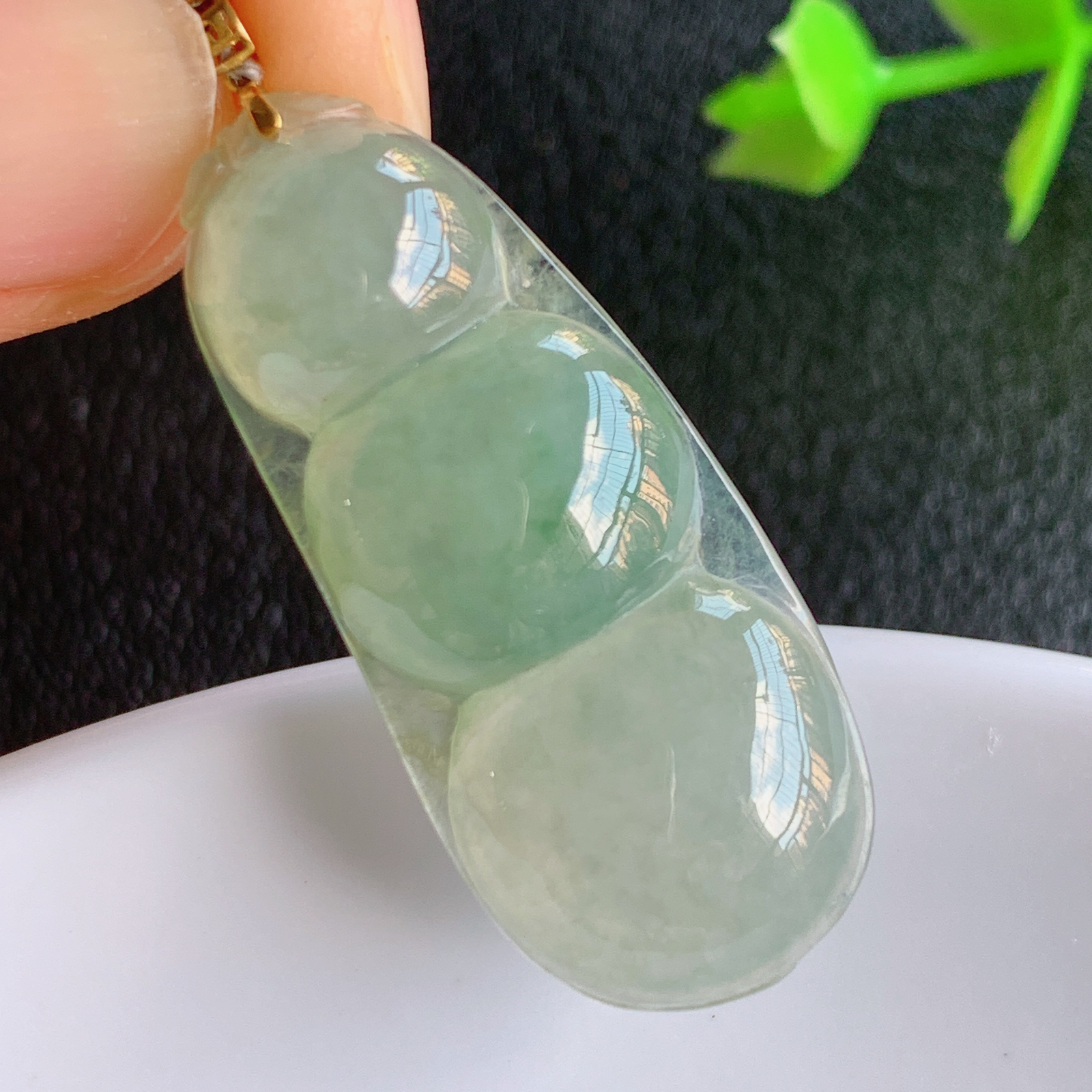 18k金扣冰润福豆翡翠挂件，老种飘花  冰清玉洁  胶感十足  寓意“四季平安，福气满满”颜色鲜艳，清新自然，饱满通透   W415.7  尺寸：32.8-14-5.4mm