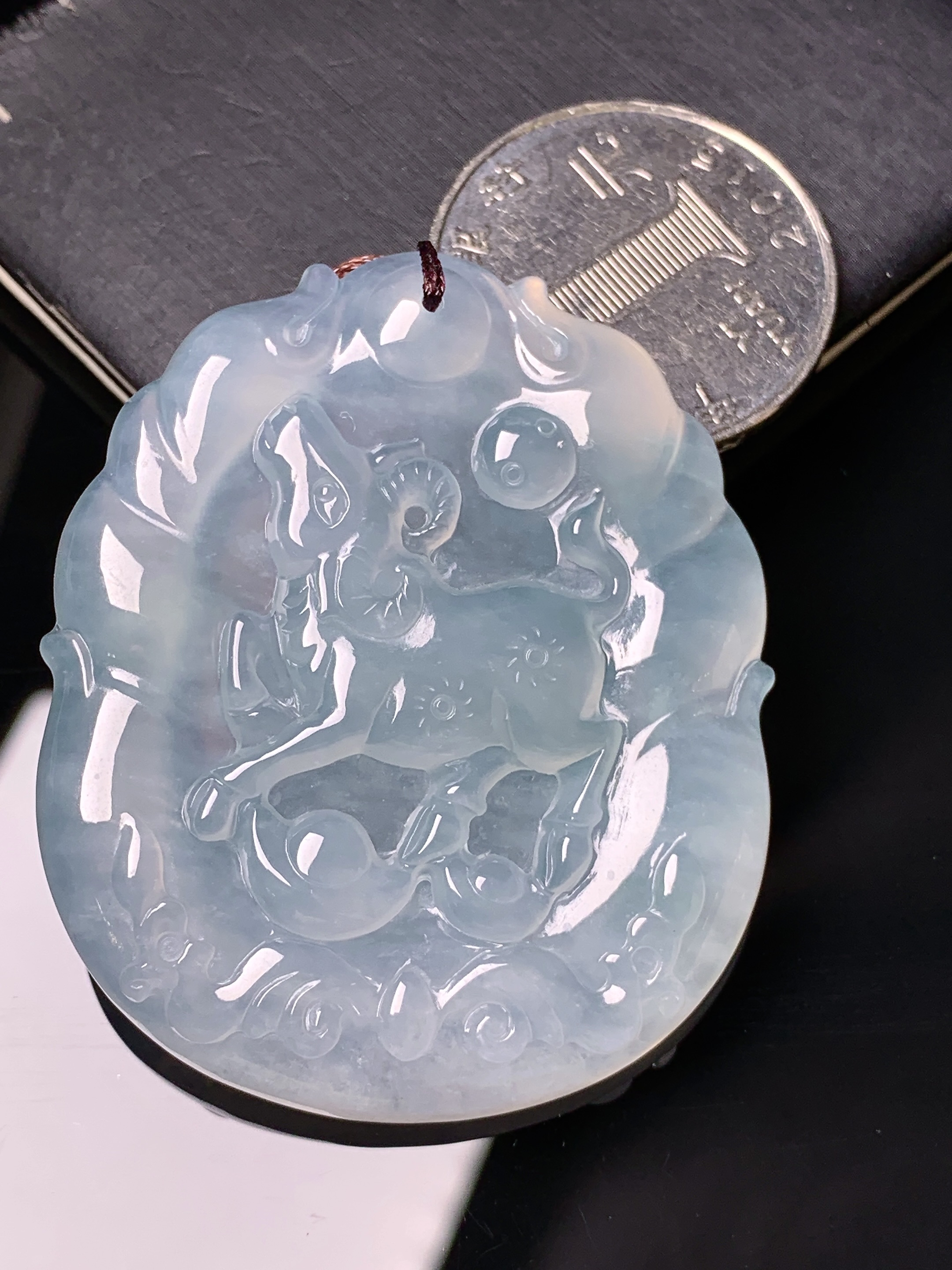 冰种生肖羊牌吊坠 玉质细腻 色泽艳丽清新 水润亮眼 整体尺寸48.2*40.5*6 b2