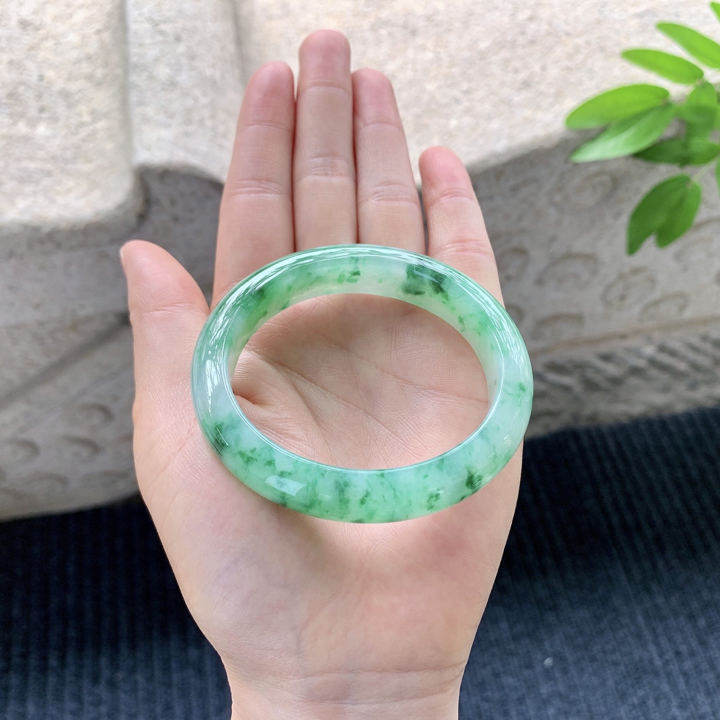 贵妃52 53，圈口53.8/46.3/12.6/8，编码A1080950，描述冰糯飘绿花，水润，种老，细腻，打灯有絮线