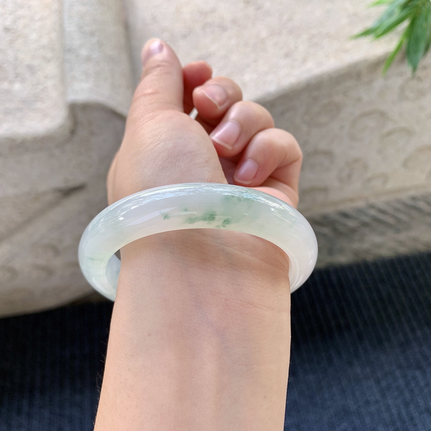 正圈55 56，圈口56.2/12.4/8.6，编码DW080957，冰糯飘花，清透，水润，种老，无裂。