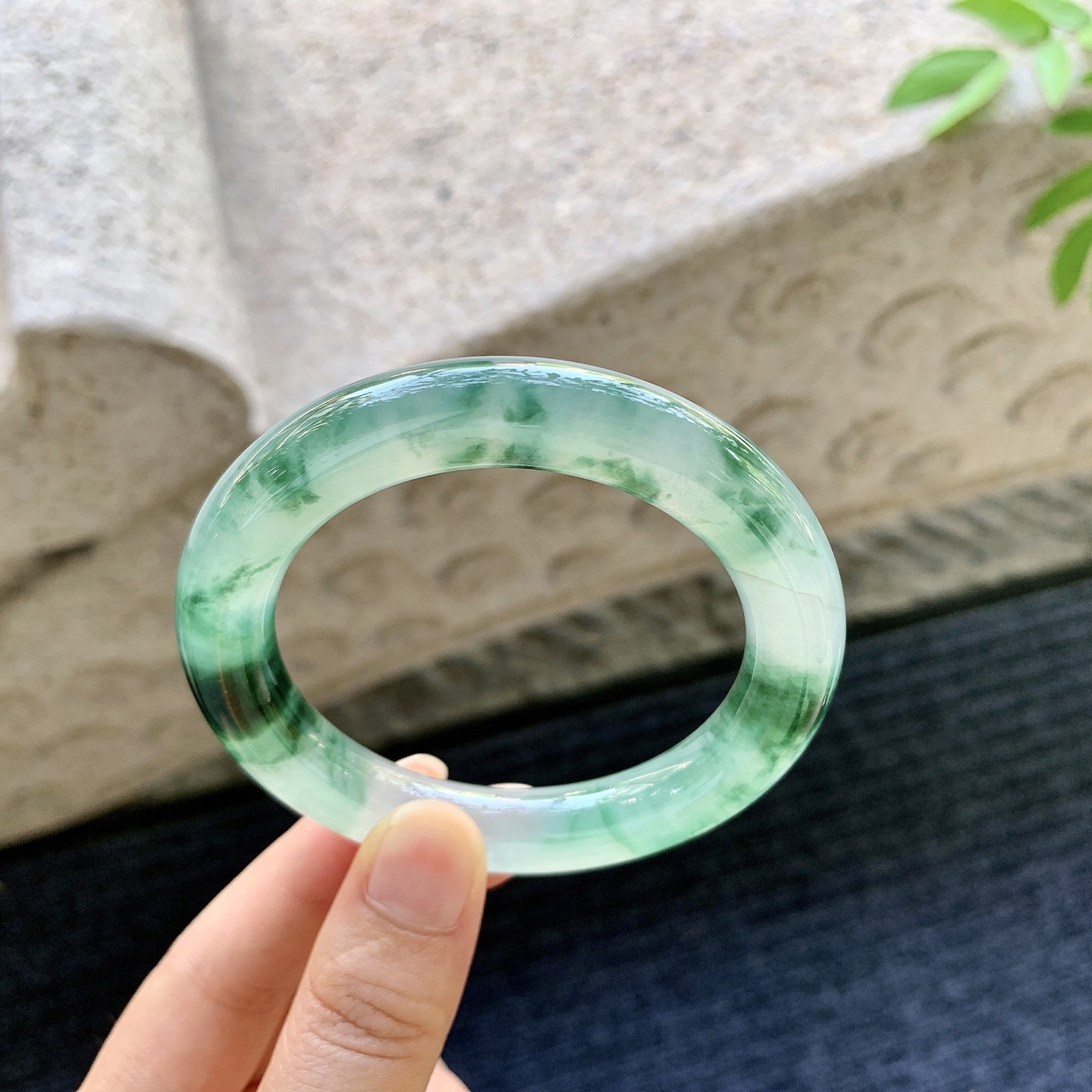 圆条53 54，圈口54.2/10.3/10.8，编码W6080935，描述冰飘绿，清透，水润，种老，细腻，打灯有絮线