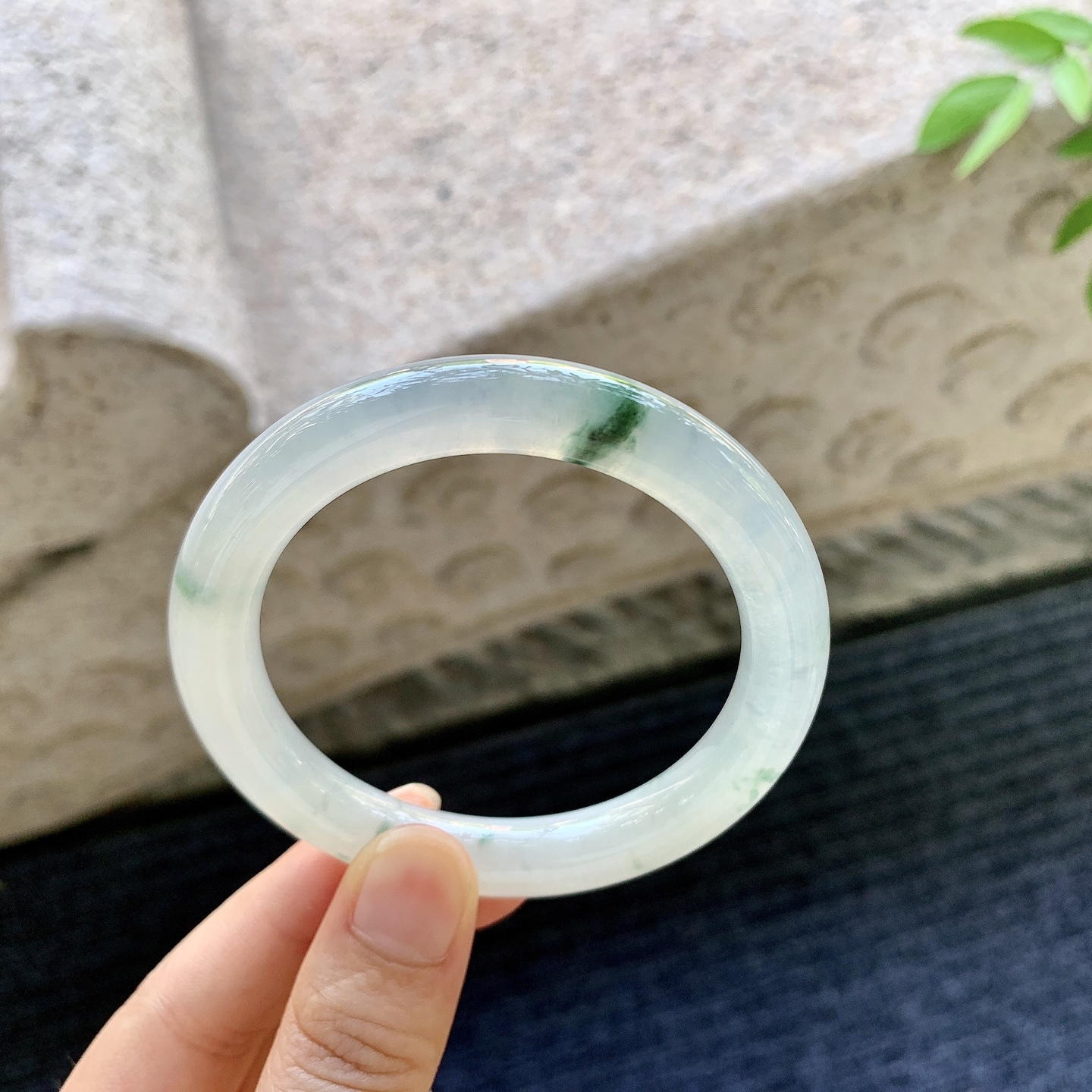 圆条53 54，圈口54.2/9.2/9.4，编码B2080920，冰飘花，清透，水润，种老，细腻，有纹线。