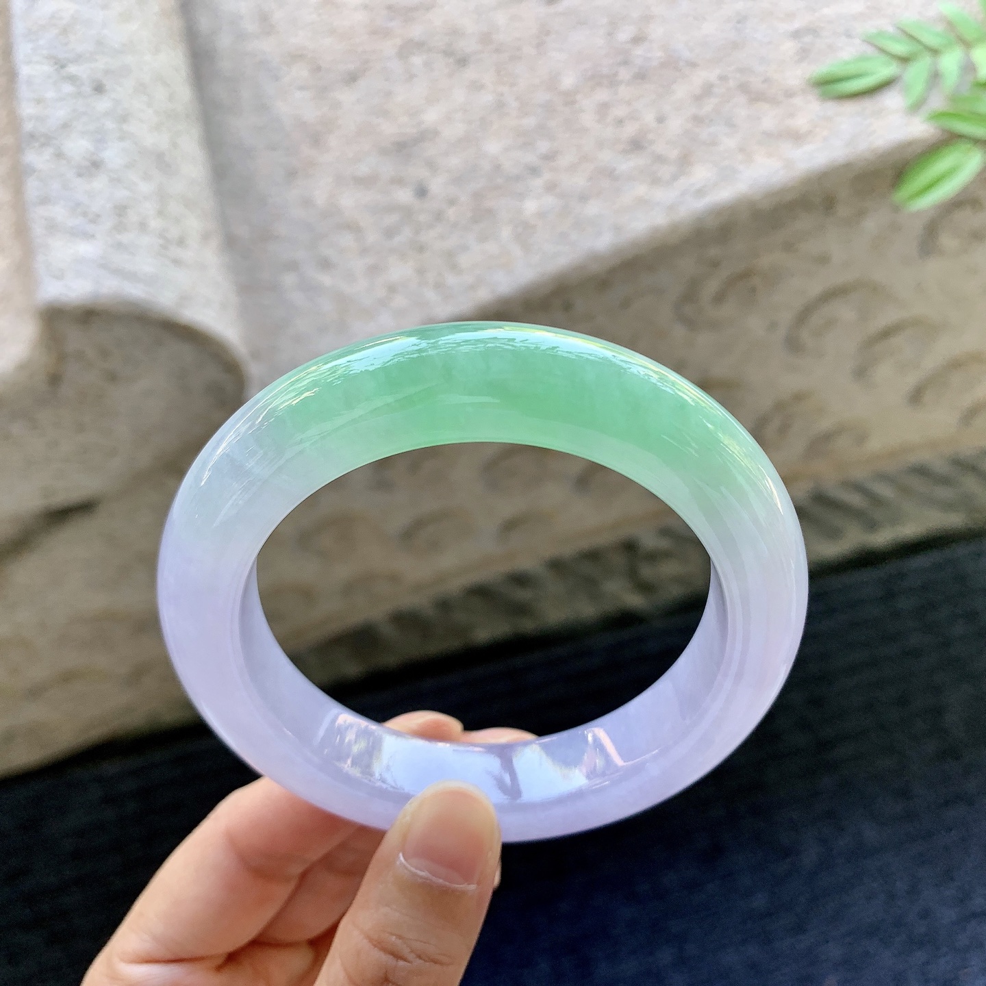 正圈58 59，圈口59/13.2/10.8，编码G7081018，描述冰糯春彩，色艳，水润，种老，细腻，打灯有絮线