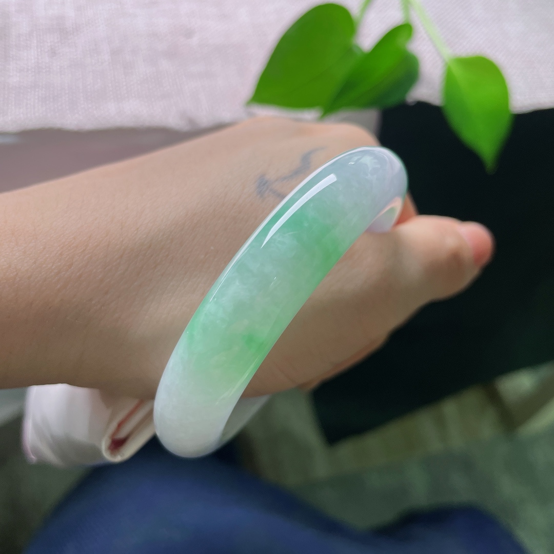 53/12.5/8.5，春彩正圈，无裂，淡紫底色温柔软糯，缓缓晕开嫩绿色调，紫绿二者自然过渡，氛围感温婉浪漫，是经典的春彩韵味。ss56748a