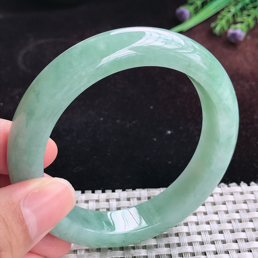 实拍A货翡翠58.5/13/9.5老坑秀气温润满色手镯宽边玉镯平安镯百搭