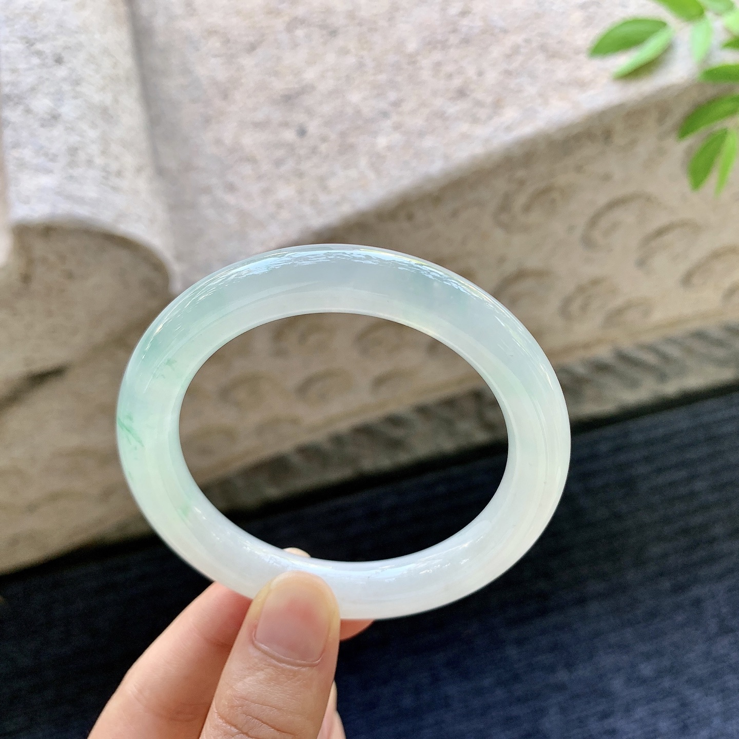 圆条53 54，圈口54.6/10.1/9.6，编码C5080924，描述：冰糯飘绿，水润，种老，细腻，有纹线