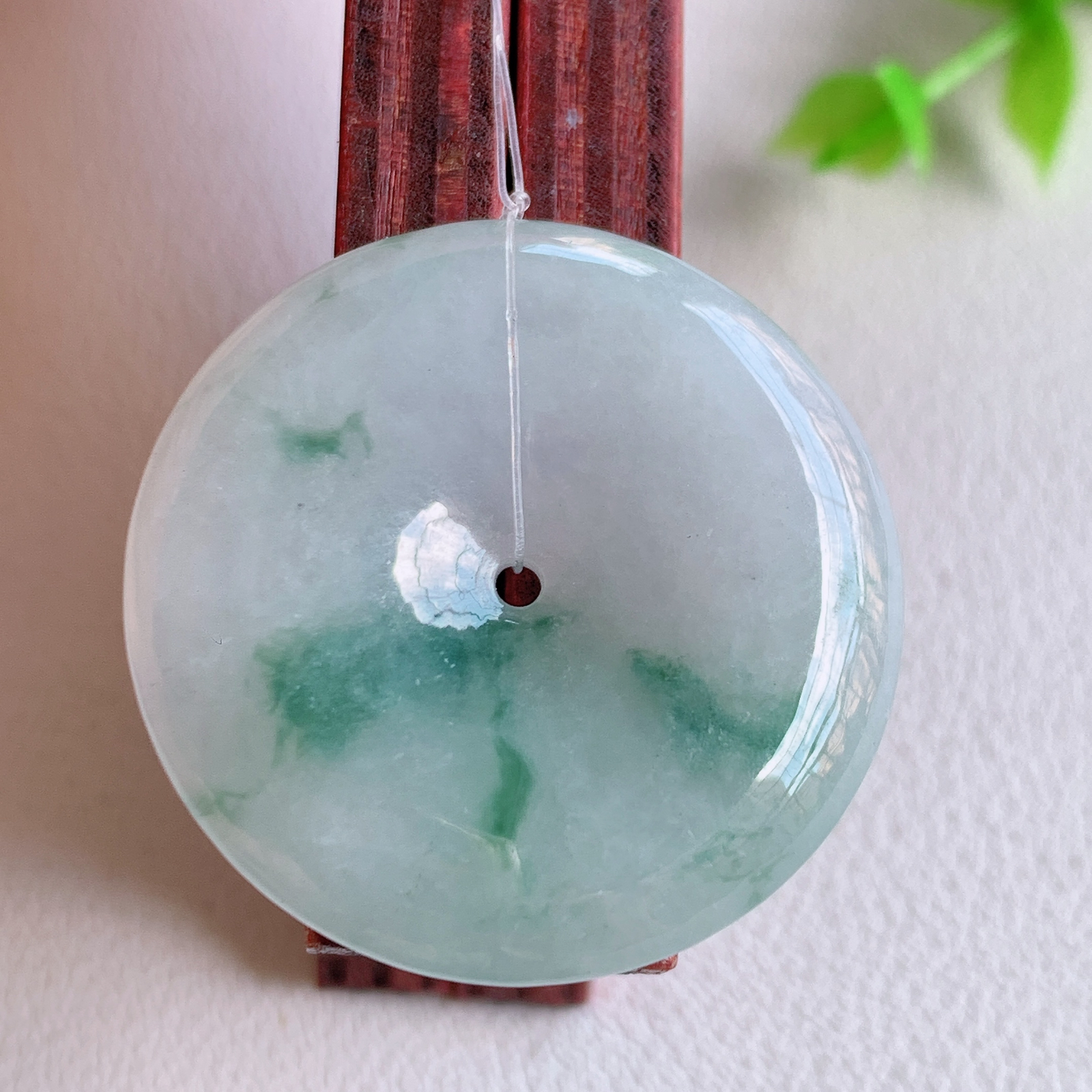 冰润飘花平安扣吊坠，厚装饱满，冰润剔透，细腻水足，种质润泽，飘花灵动，佩戴优雅大气，W49.7   尺寸：29.5-6mm