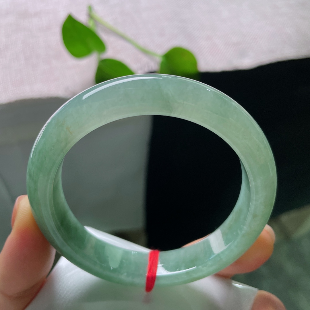 57.7/12.2/9.0，油青正圈，一点皮纹，清润湖绿铺满镯身，水光内敛柔和，似雨后山林的一汪静水，温婉朴素，耐品耐看。ss56992a