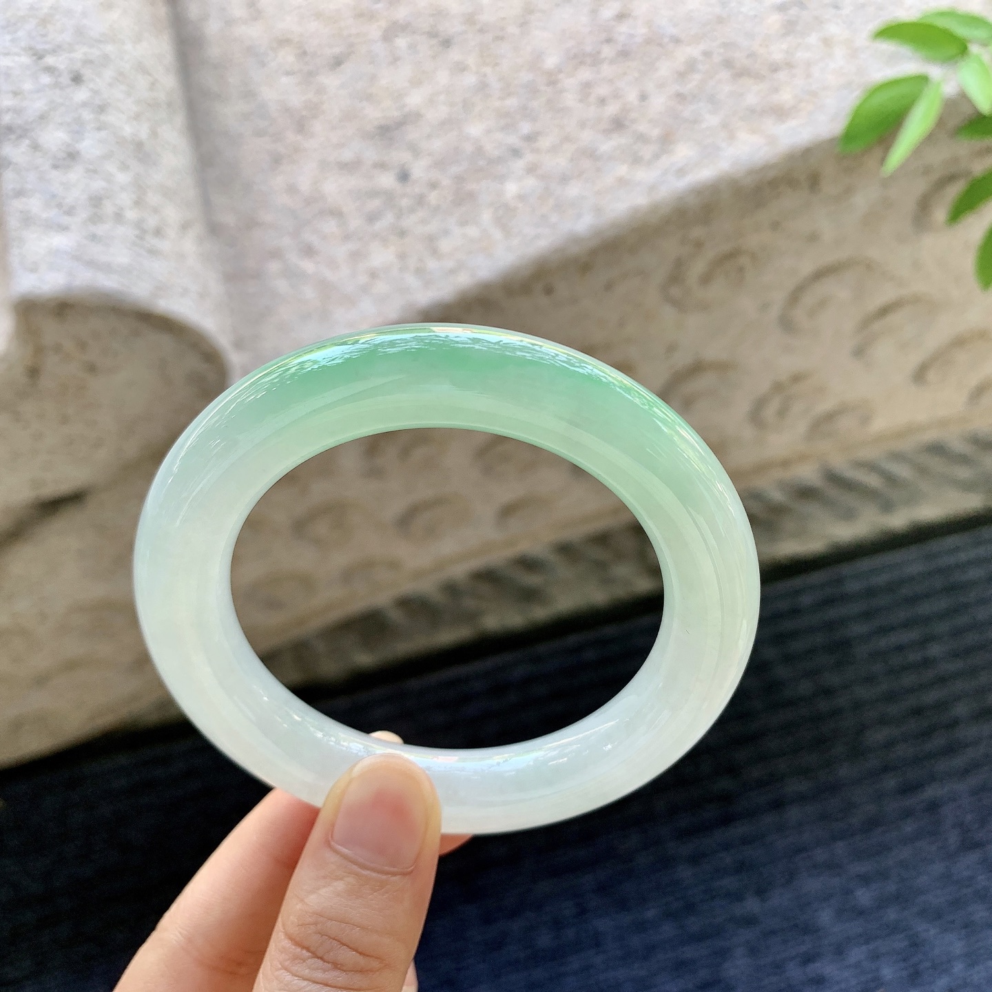 圆条55 56，圈口56.8/11.5/11.7，编码B2080915，描述：冰糯飘绿，水润，种老，细腻，无裂。