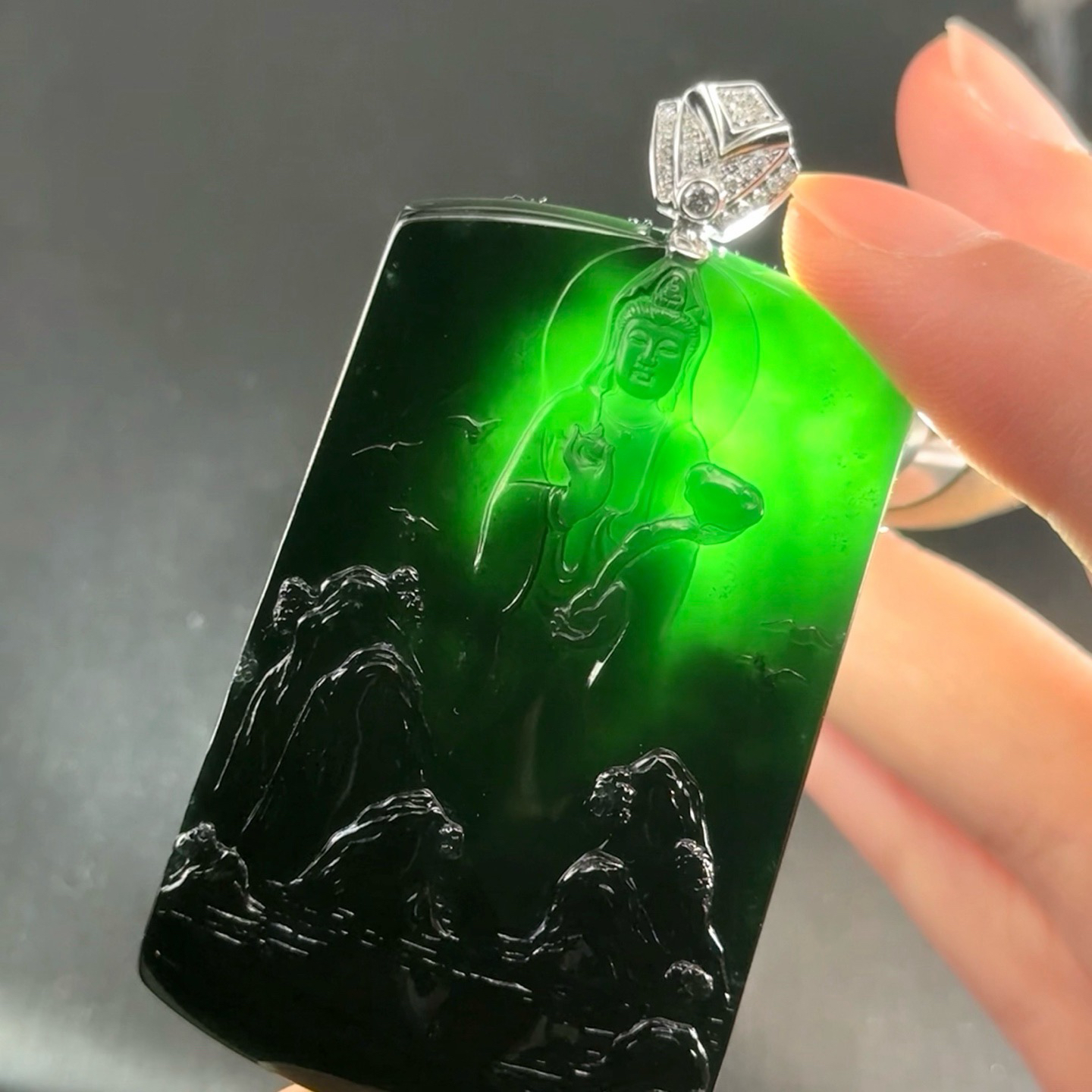 精品18k墨翠山水观音 种好色正 黑度极好 打灯通透 油性十足 尺寸66.4