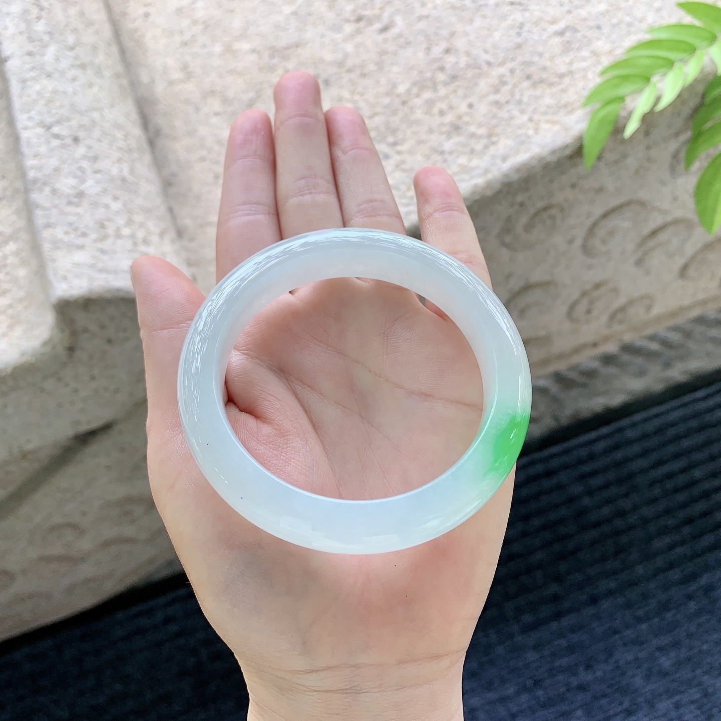 正圈56 57，圈口57.6/12.2/9.4，编码H3080941，描述冰糯飘阳绿，水润，种老，细腻，无裂。