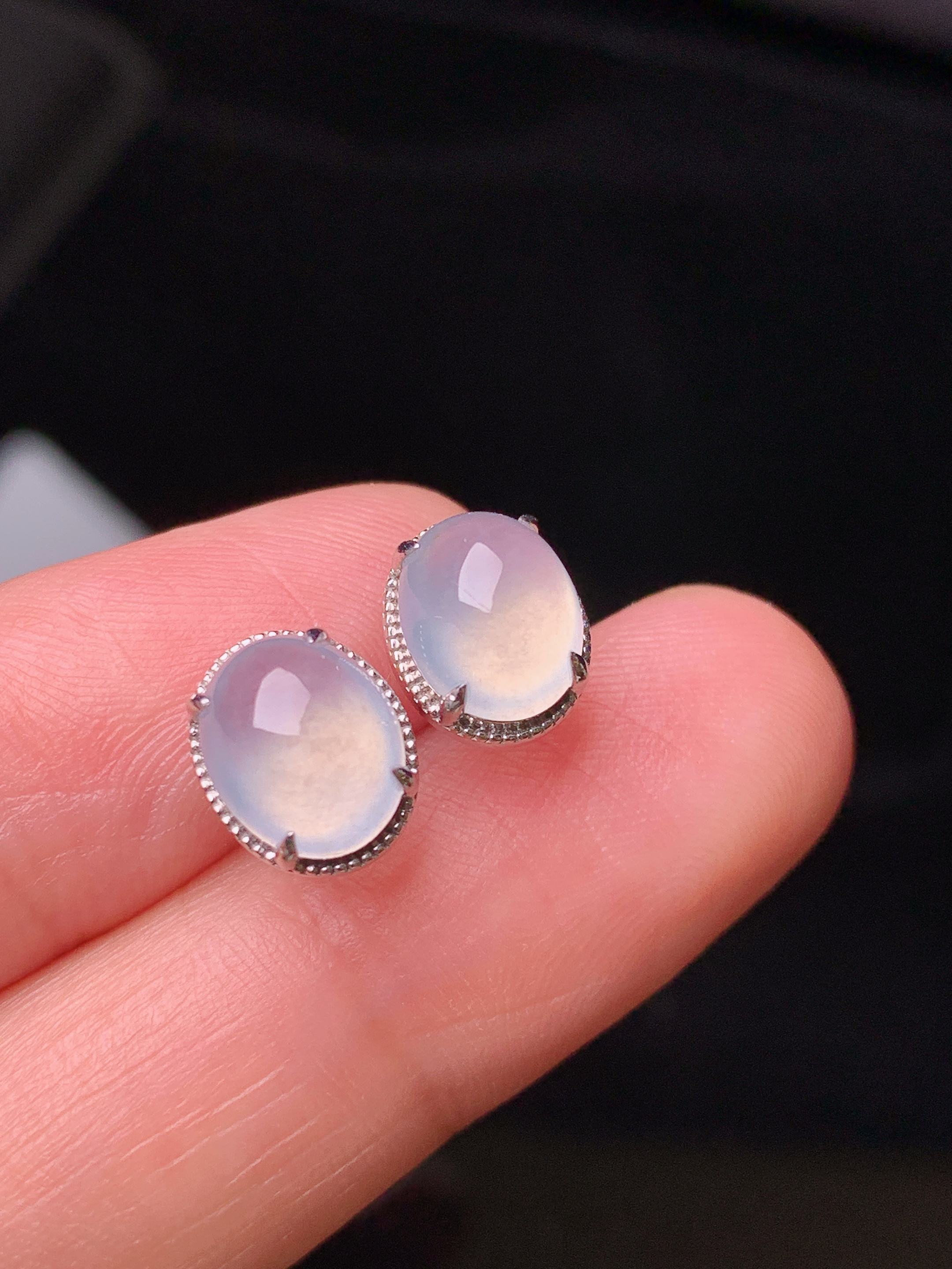18k金镶嵌冰种蛋面耳钉 玉质细腻 色泽艳丽清新 水润亮眼 整体尺寸9.3*7.7*5.2 j2