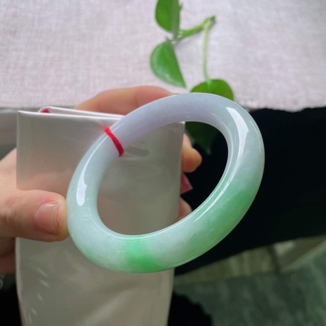 56/11.6，春彩圆条，一点皮纹，朦胧紫底衬鲜翠，花色清新柔和，器型饱满厚实，氛围感满满的春日手镯。ss56694a