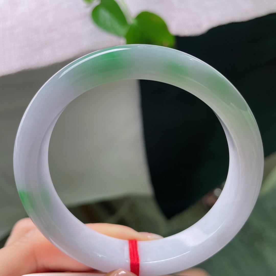 58.9/12.8/8.7，春彩正圈，一点皮纹，紫与绿相得益彰，春色恬静、翠色清新，上身十分衬肤色。