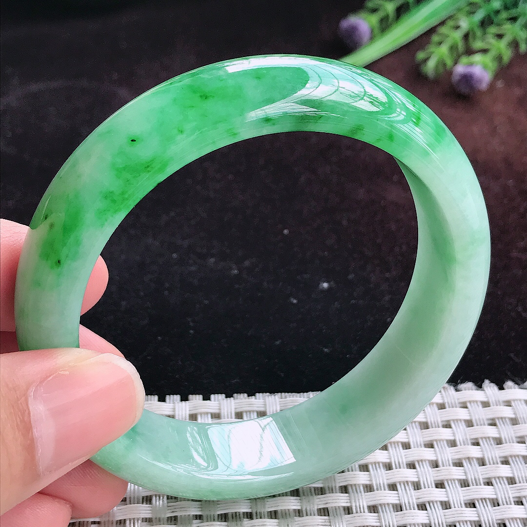实拍A货翡翠57.5/15.3/8.5老坑温润辣阳绿手镯宽边玉镯平安镯百搭
