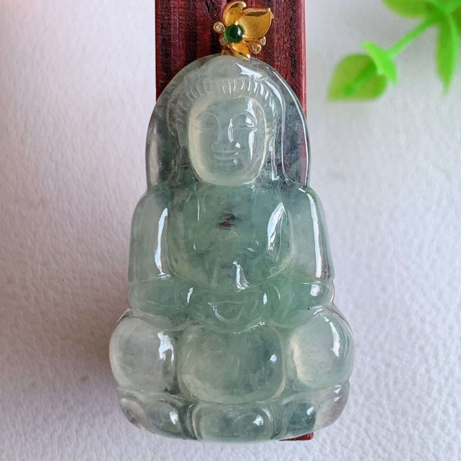 18k金扣冰润精雕观音吊坠，法相端庄大气，工艺精湛，种色浓郁，细腻饱满冰润，种老水足，收藏佳品，佩戴