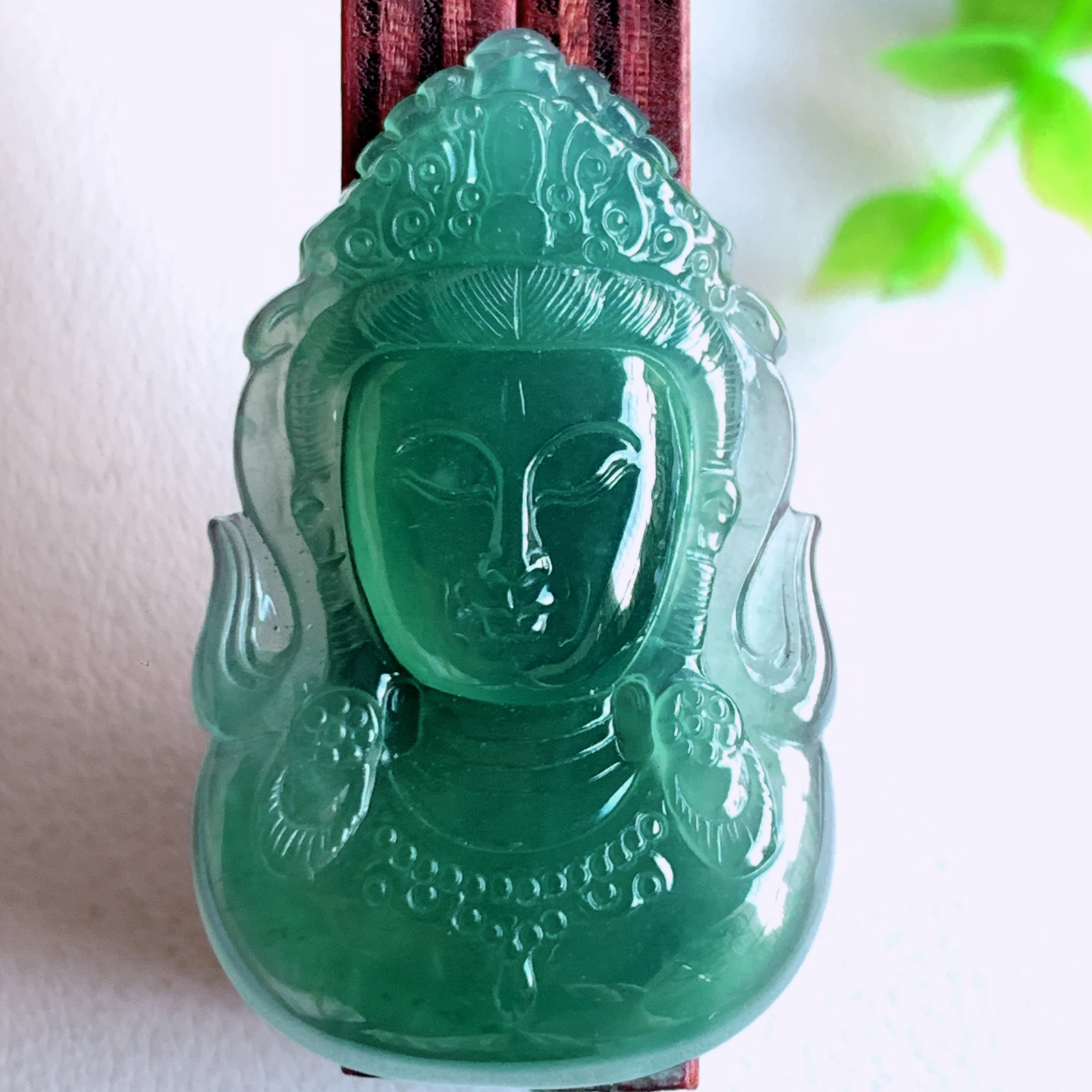 蓝冰精雕观音吊坠，法相端庄大气，工艺精湛，种色浓郁，细腻饱满冰润，种老水足，收藏佳品，佩戴大气  W03.7    尺寸：41.2-25-5.8mm