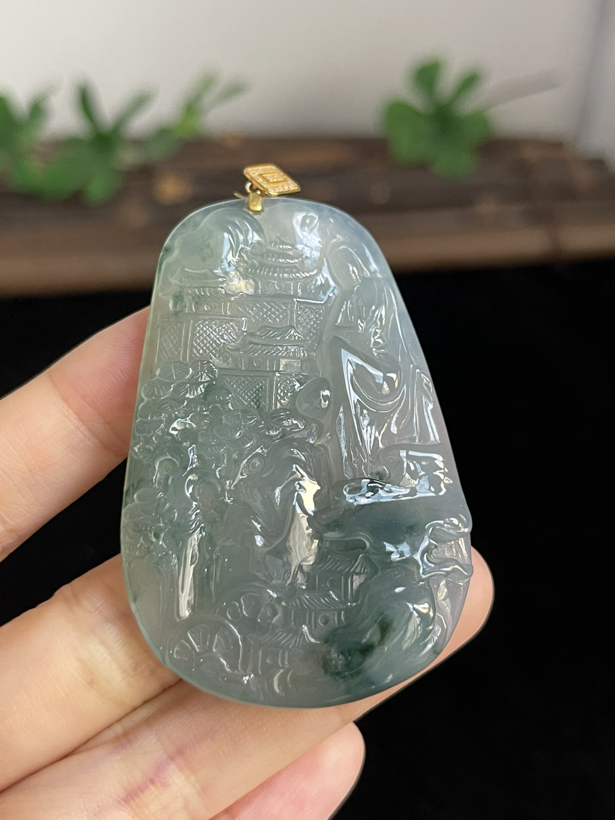 翡翠冰糯种飘绿山水牌，印记：G18K,伴钻石