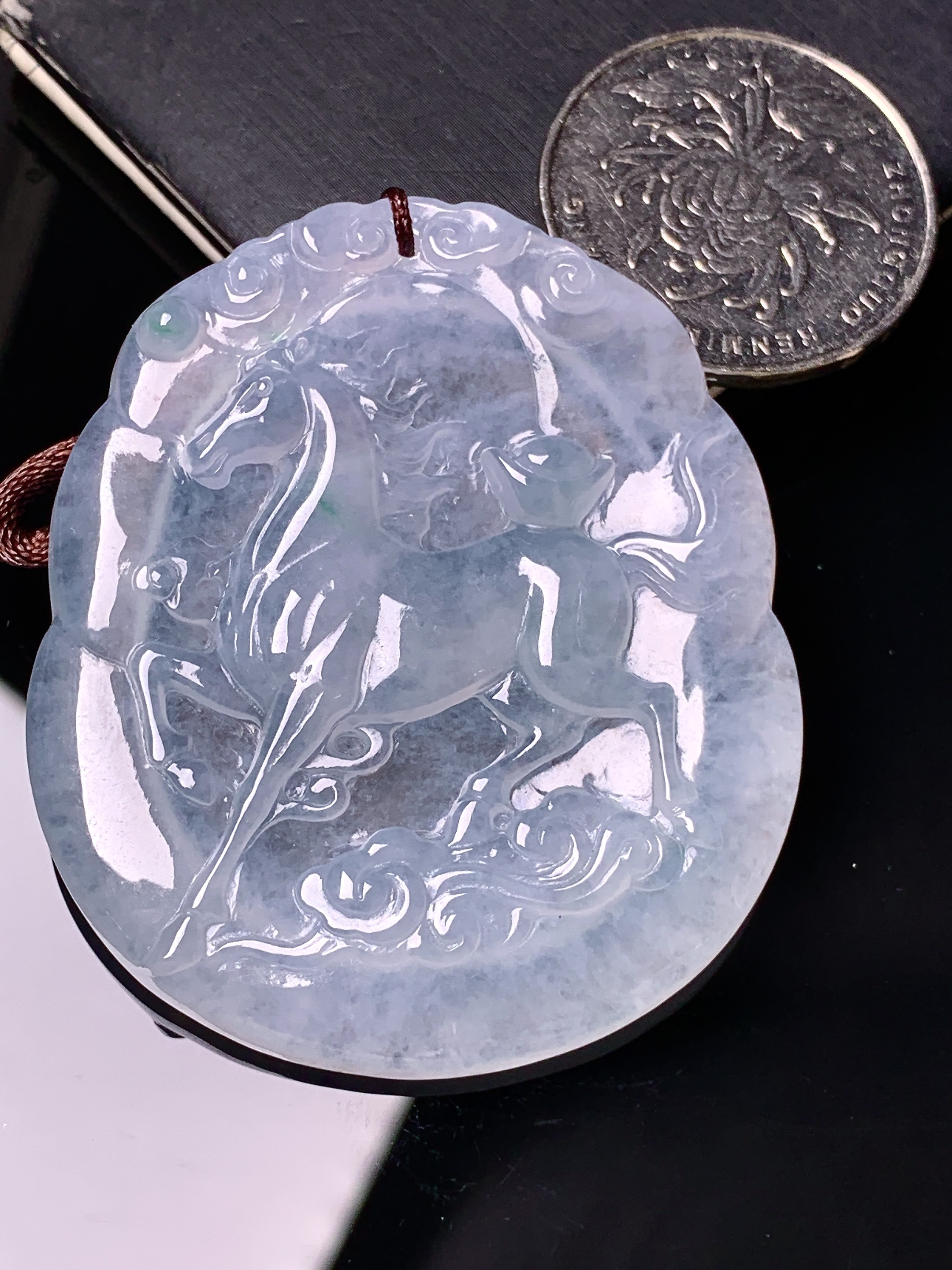 冰种生肖马牌吊坠 玉质细腻 色泽艳丽清新 水润亮眼 整体尺寸50.8*43.5*5 b2