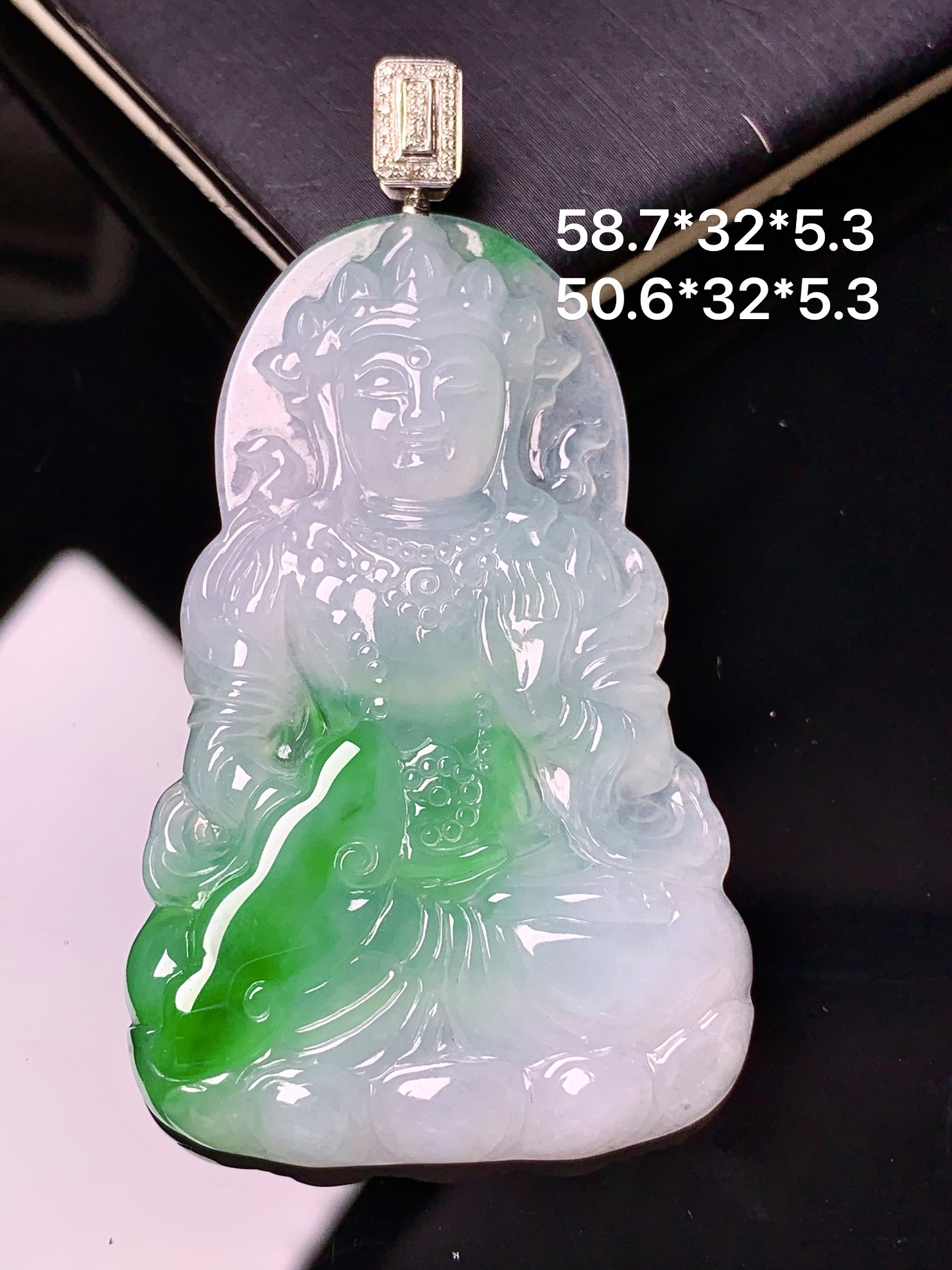 18k金钻镶嵌飘绿度母观音菩萨吊坠 玉质细腻 色泽艳丽清新 水润亮眼 整体尺寸58.7*32*5.3 w1