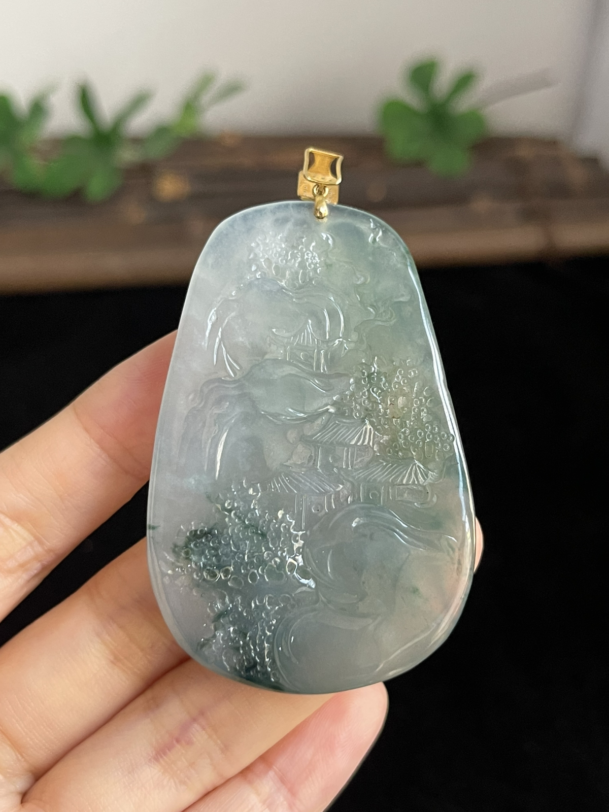 翡翠冰糯种飘绿山水牌，印记：G18K,伴钻石