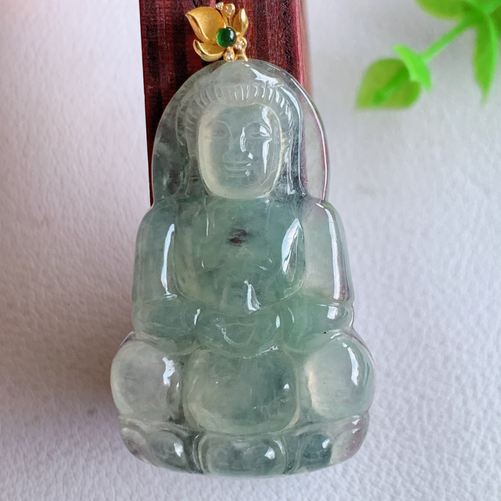 18k金扣冰润精雕观音吊坠，法相端庄大气，工艺精湛，种色浓郁，细腻饱满冰润，种老水足，收藏佳品，佩戴大气  W03.7  尺寸：36.2-23-4.5mm