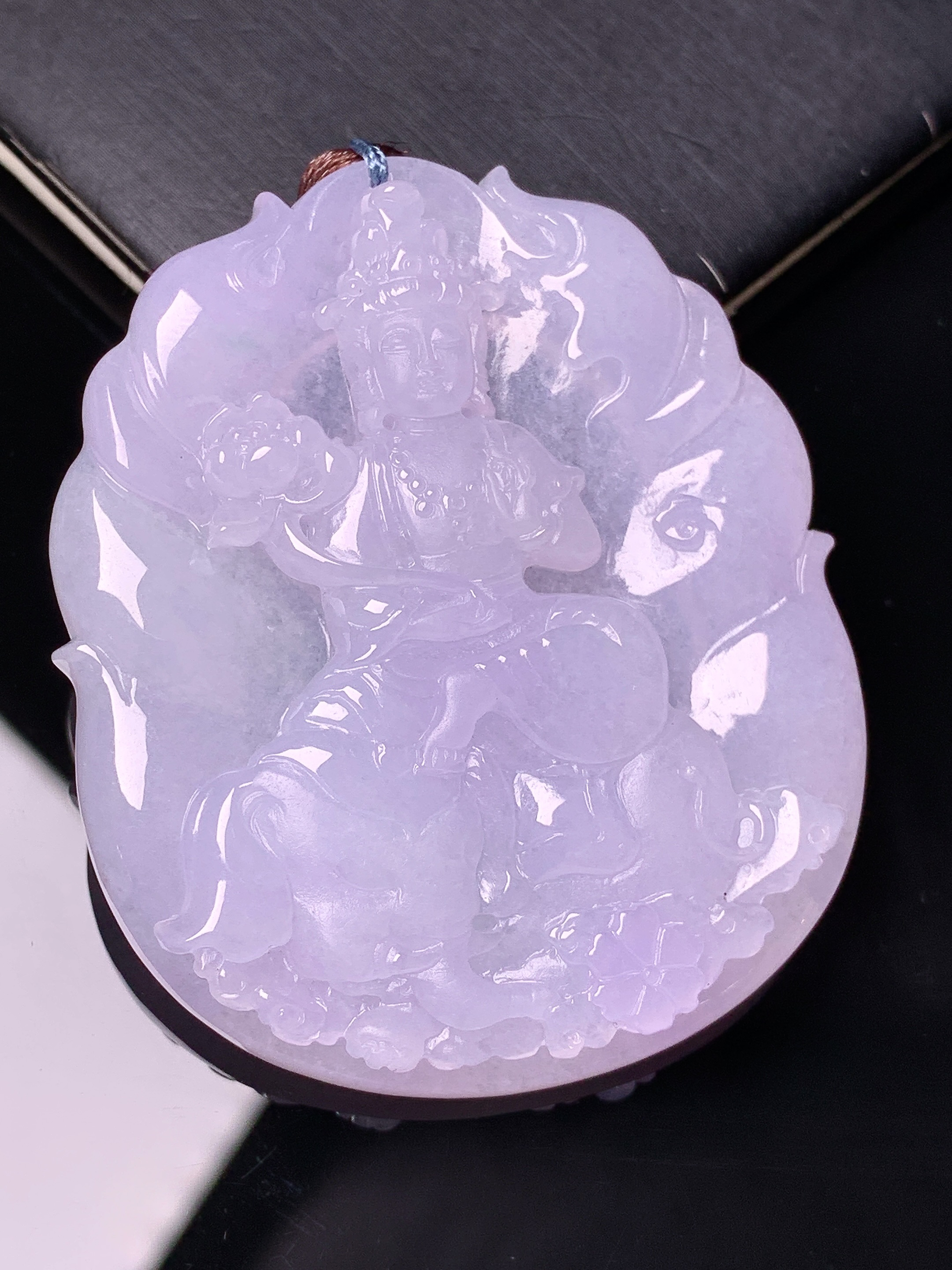 普贤观音菩萨吊坠 玉质细腻 色泽艳丽清新 水润亮眼 整体尺寸52*43.5*6.6 b2