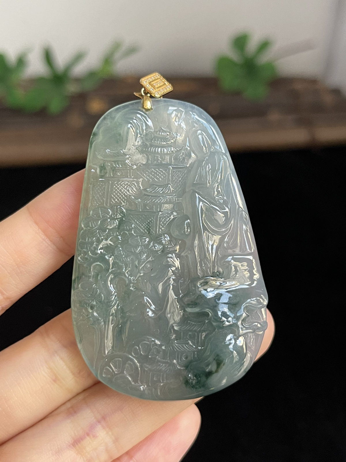 翡翠冰糯种飘绿山水牌，印记：G18K,伴钻石