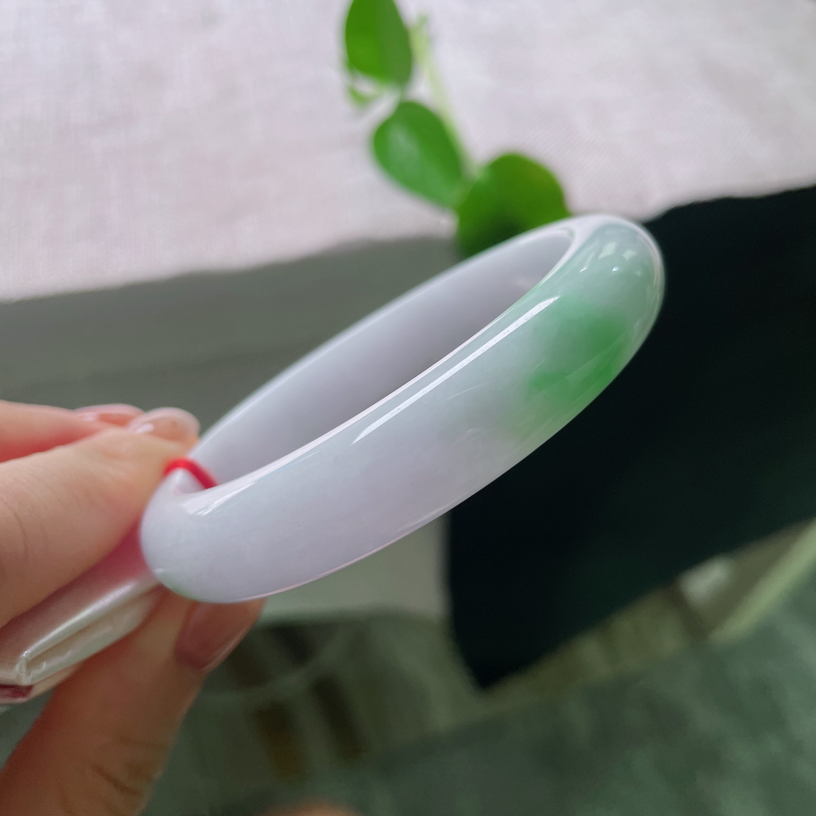 特惠活动#58.9/12.8/8.7，春彩正圈，一点皮纹，紫与绿相得益彰，春色恬静、翠色清新，上身十分衬肤色。ss56874a