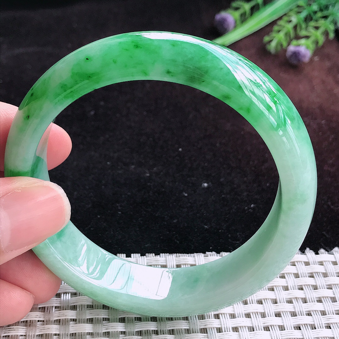 实拍A货翡翠57.5/15.3/8.5老坑温润辣阳绿手镯宽边玉镯平安镯百搭