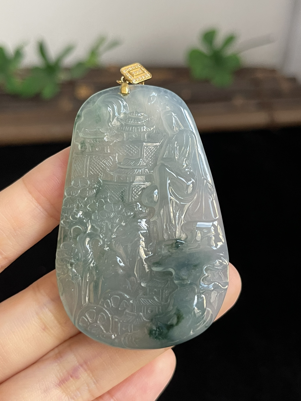 翡翠冰糯种飘绿山水牌，印记：G18K,伴钻石