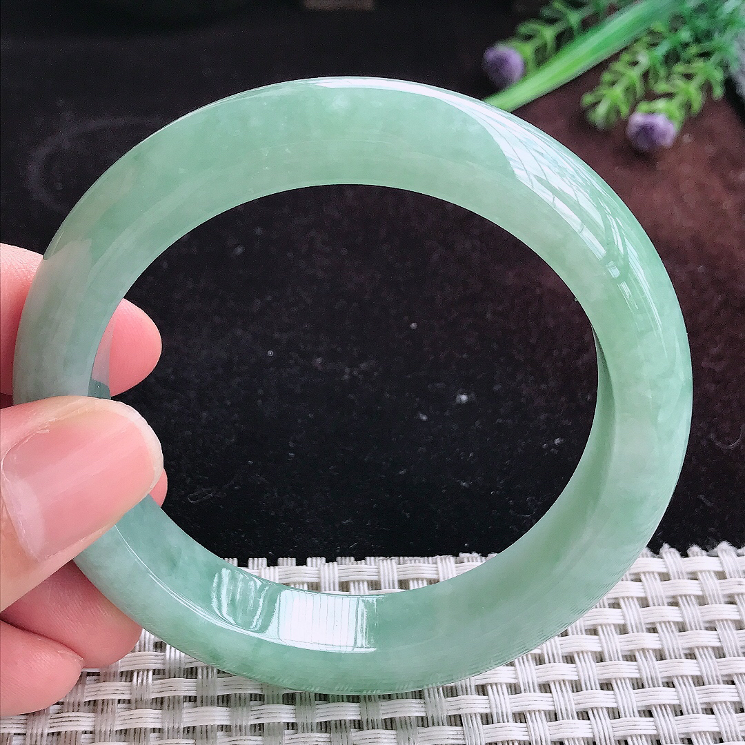 实拍A货翡翠58.5/13/9.5老坑秀气温润满色手镯宽边玉镯平安镯百搭