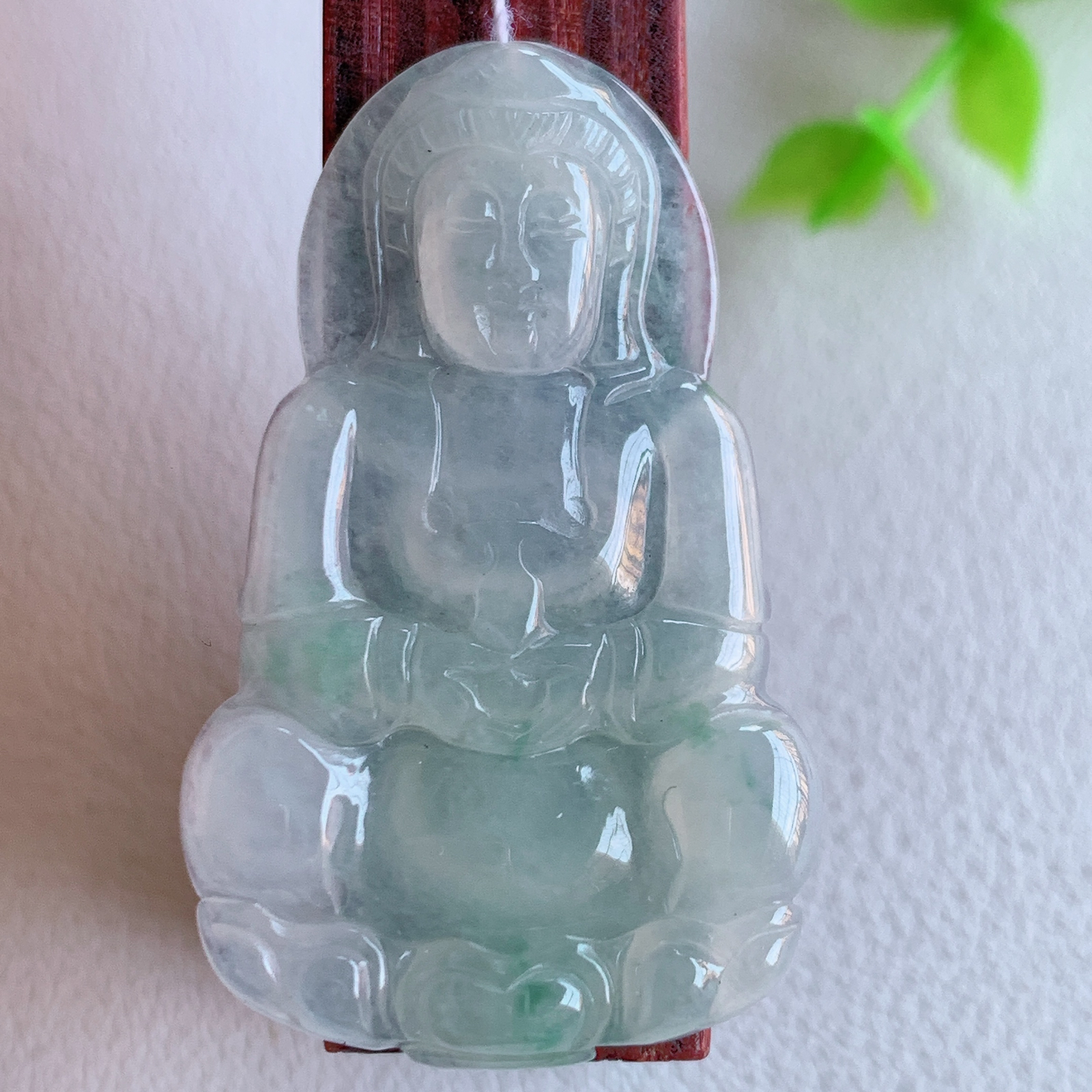 冰润精雕观音吊坠，法相端庄大气，工艺精湛，种色浓郁，细腻饱满冰润，种老水足，收藏佳品，佩戴大气  W