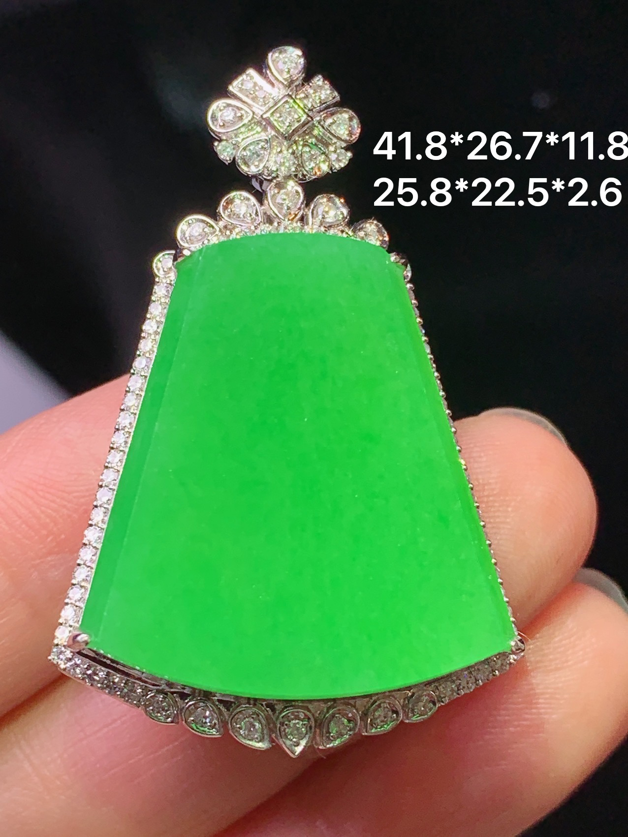 18k金钻镶嵌阳绿无事牌吊坠 玉质细腻 色泽艳丽清新 水润亮眼 整体尺寸41.8*26.7*11.8 k4