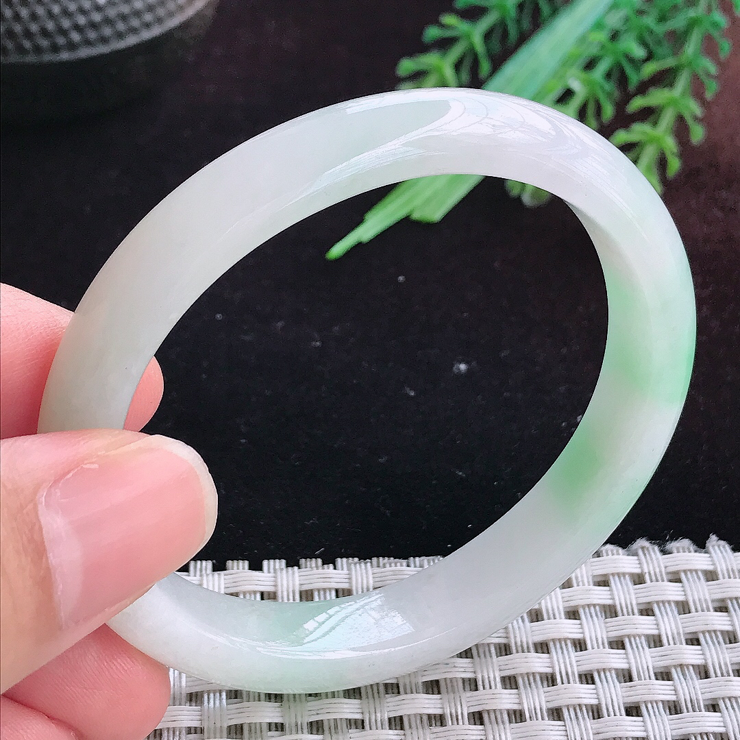 实拍A货翡翠53.5/9.7/7.8老坑冰润起胶飘绿贵妃手镯宽边玉镯平安镯百搭