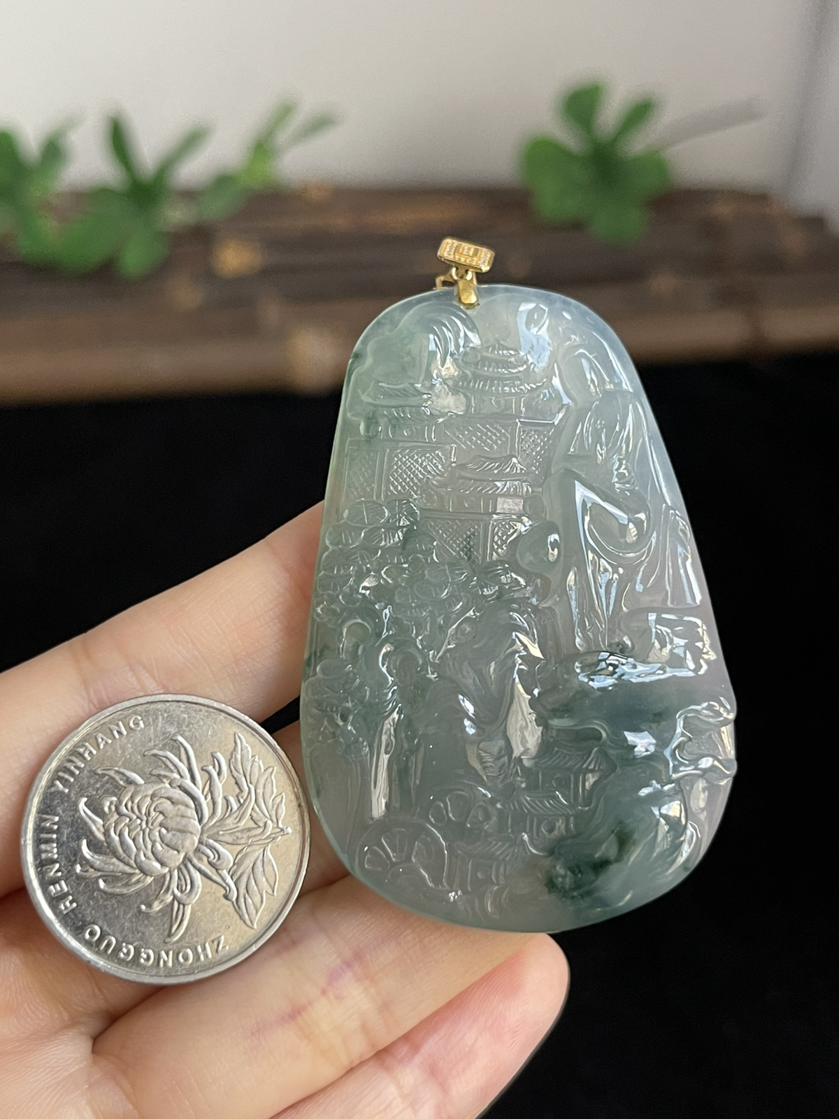 翡翠冰糯种飘绿山水牌，印记：G18K,伴钻石