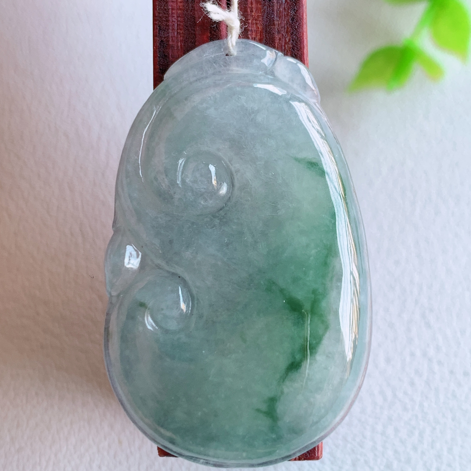 冰润飘花吉祥如意翡翠吊坠  寓意“万事如意，吉祥如意,福寿绵长 心想事成”饱满大气，通透水润  W415.7  尺寸：38-23.5-4.8mm