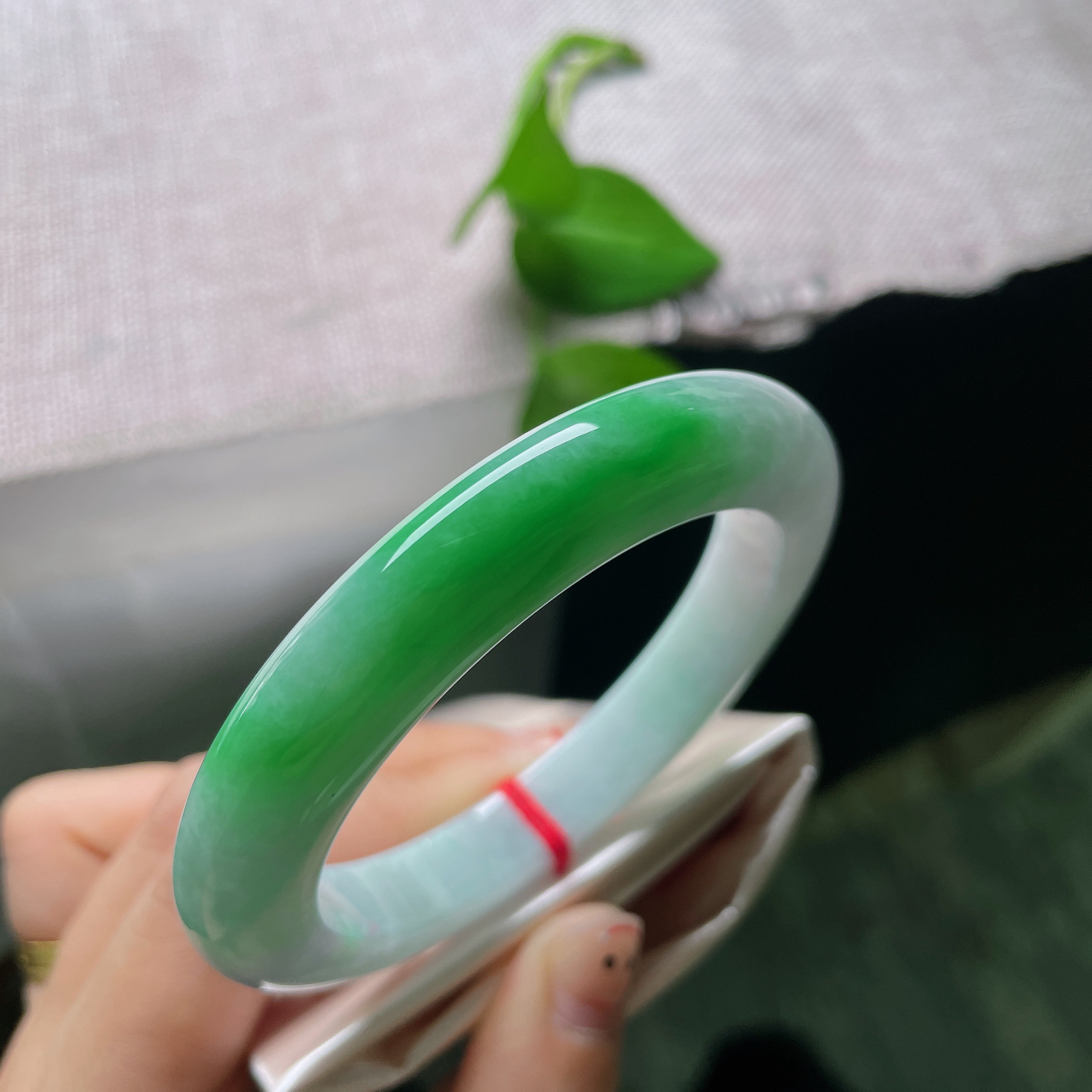 56.8/11.4/10.2，飘绿正圈，一抹正阳绿鲜亮柔和，玉面顺滑冰凉，上手清新雅致，清爽舒适氛围感拉满。ss56573a