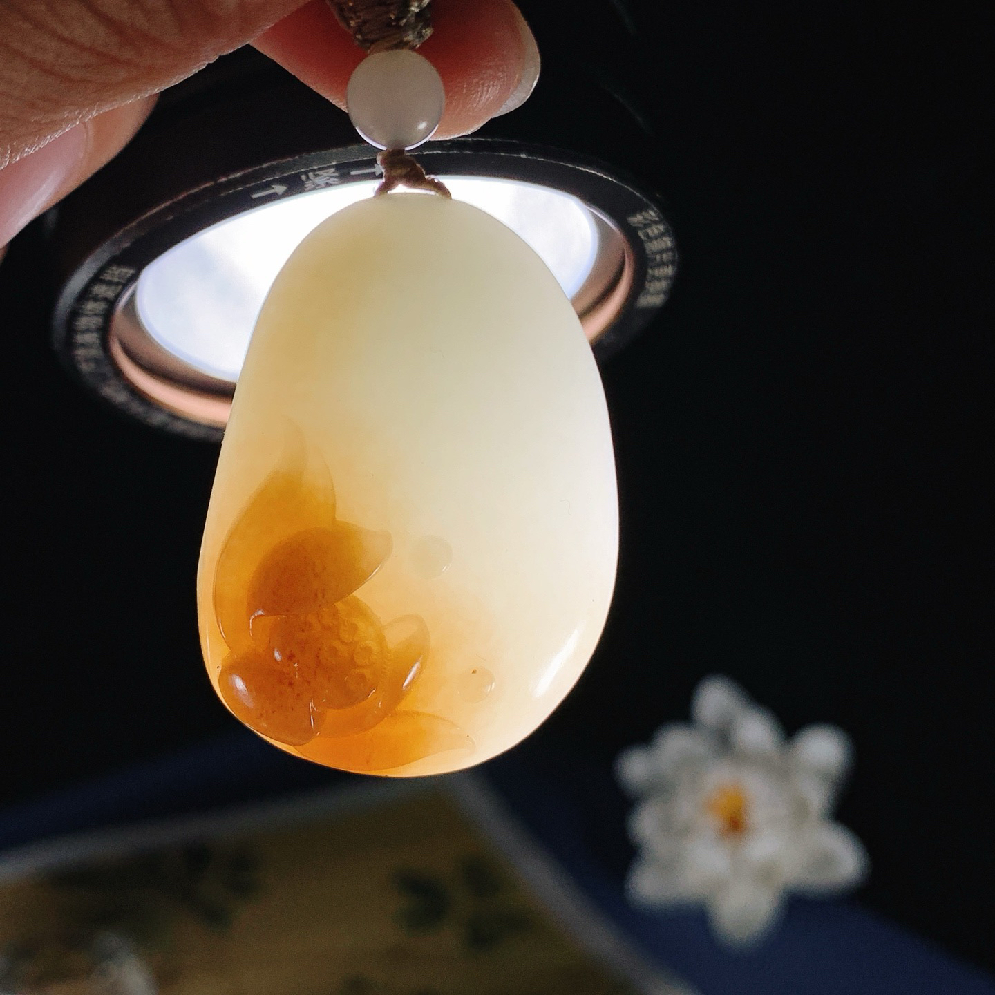 新疆和田玉白玉花开福贵挂件。尺寸40/28/18重34克 玉质细腻油润 底色纯净 脂粉好，品质好。lt260808
