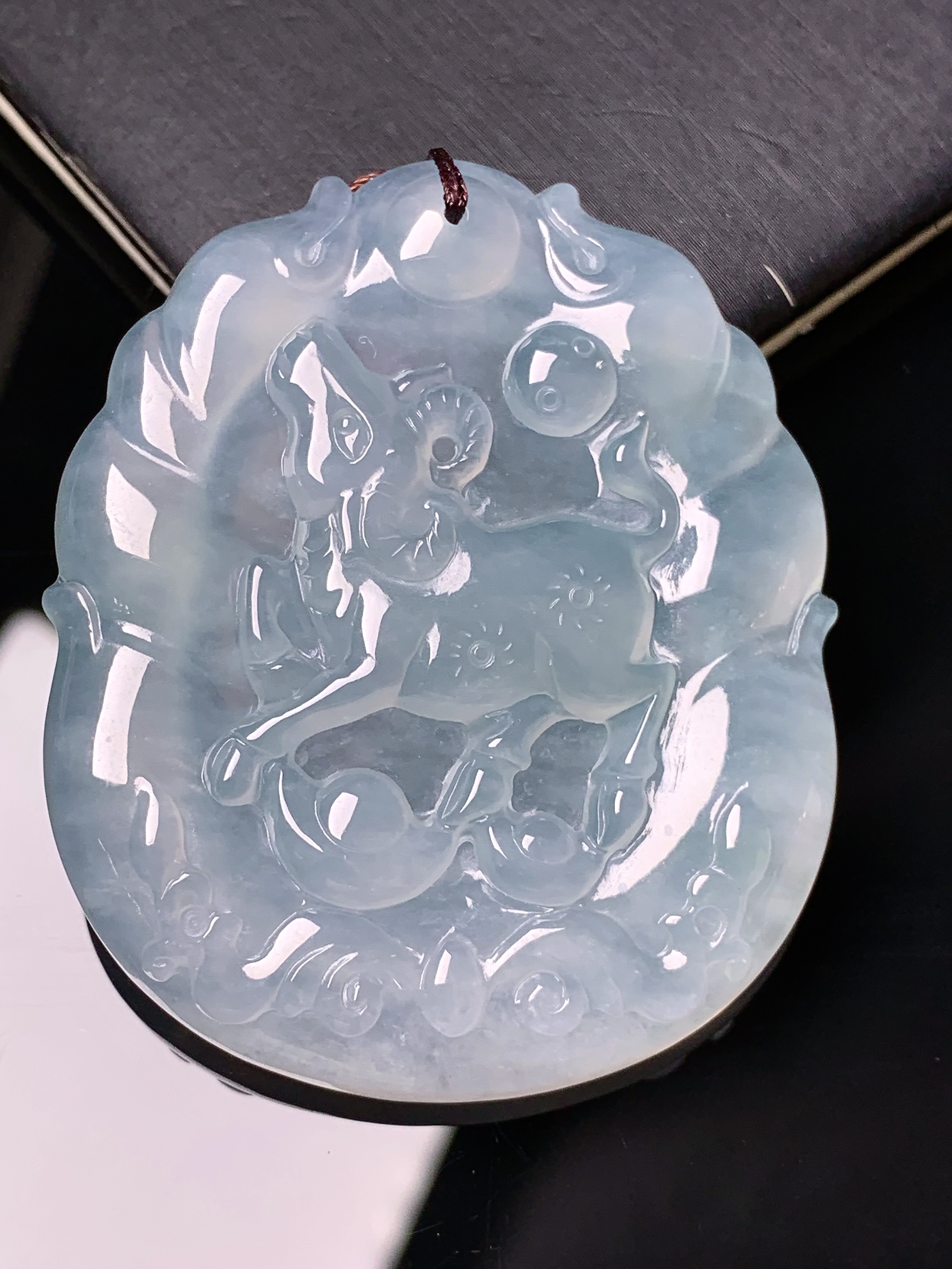 冰种生肖羊牌吊坠 玉质细腻 色泽艳丽清新 水润亮眼 整体尺寸48.2*40.5*6 b2
