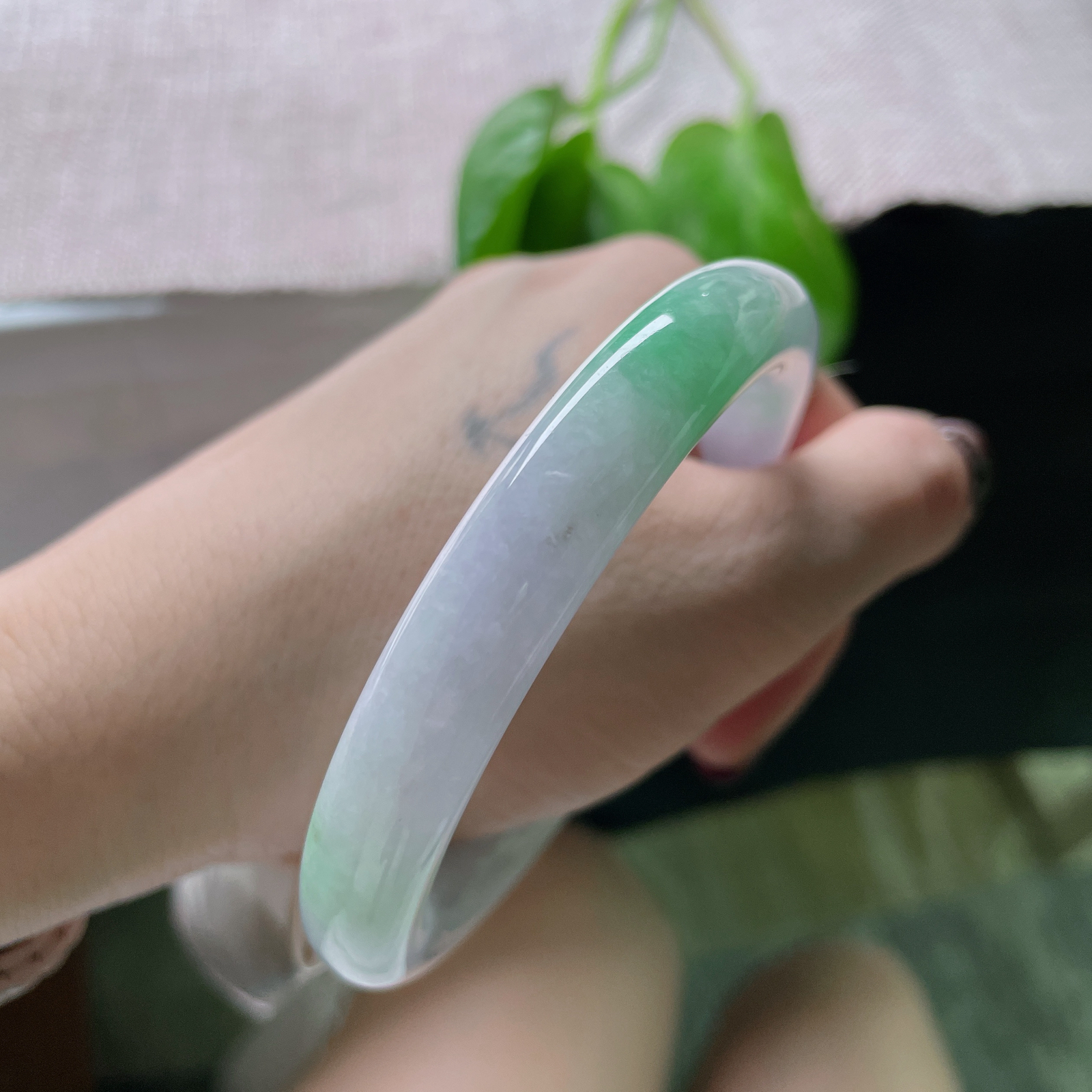 秒杀特惠#57.2/10.3，春彩圆条，肉质细腻干净，紫为云，花为鹤。 腕上便是蓬莱境。皮纹，ss56600a