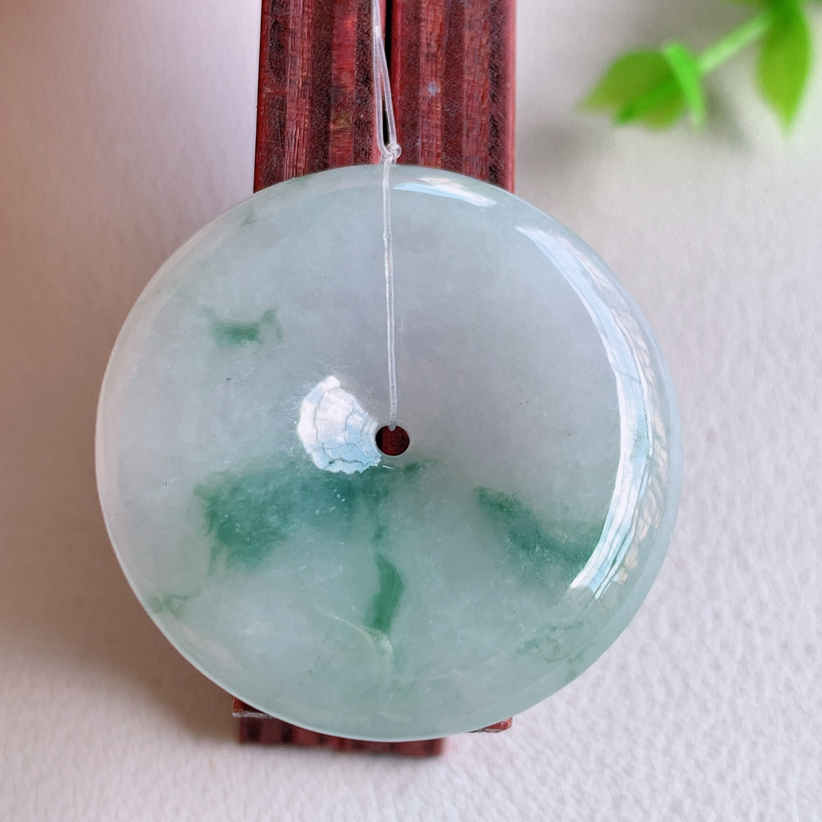冰润飘花平安扣吊坠，厚装饱满，冰润剔透，细腻水足，种质润泽，飘花灵动，佩戴优雅大气，W49.7   尺寸：29.5-6mm