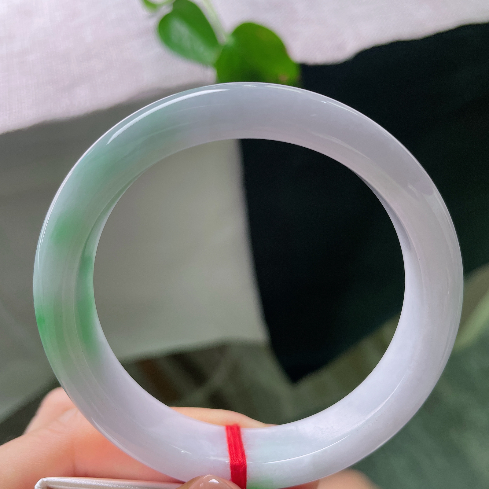 特惠活动#58.9/12.8/8.7，春彩正圈，一点皮纹，紫与绿相得益彰，春色恬静、翠色清新，上身十分衬肤色。ss56874a