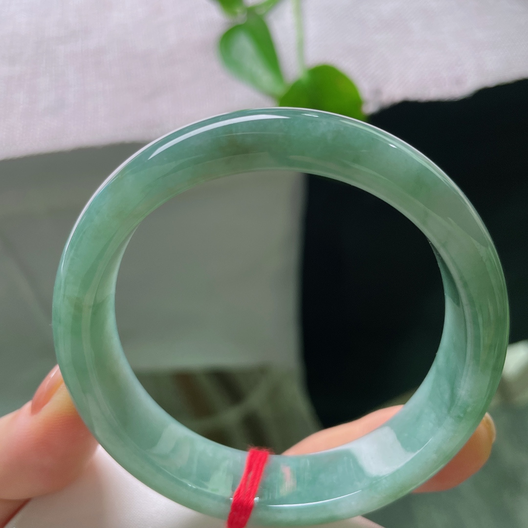 58/14.4/8.1，油绿正圈，无裂，正装宽厚条形制，镯身圆润规整，上手厚实稳重，经典大方。ss56474a