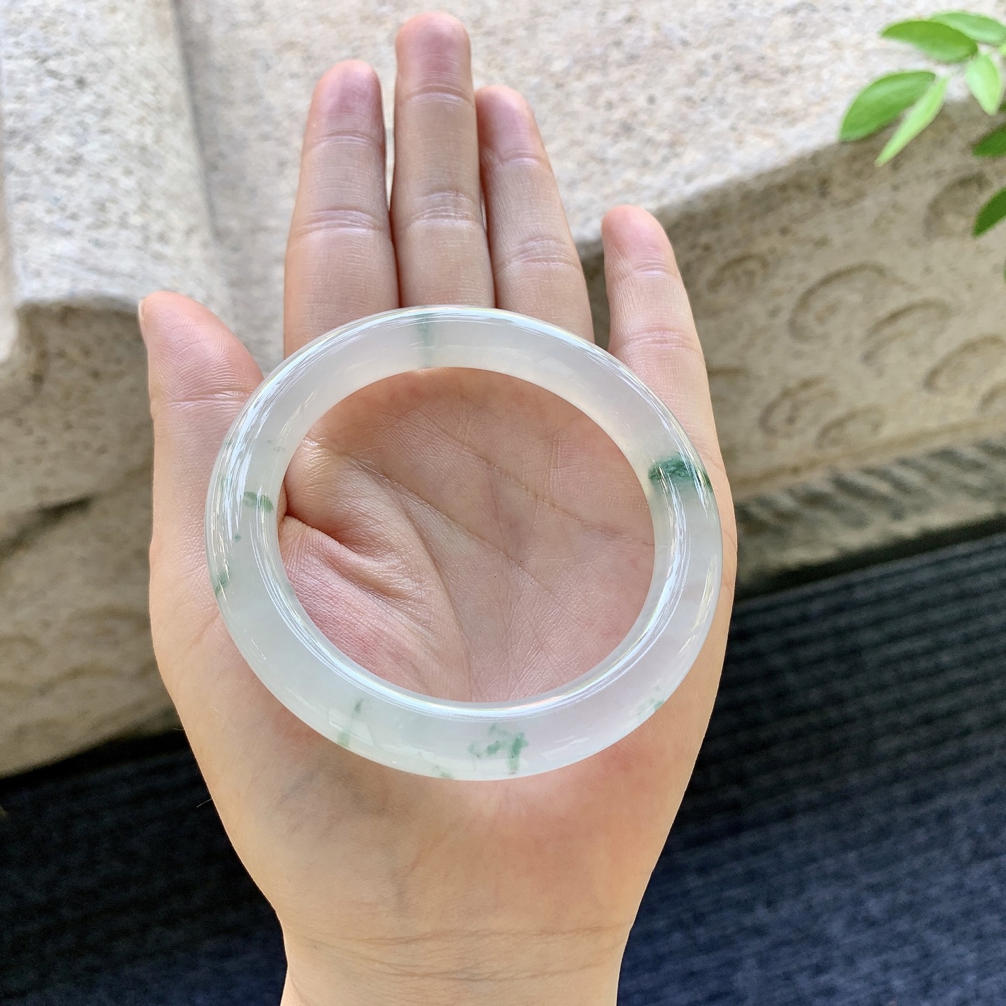 圆条53 54，圈口54.2/9.2/9.4，编码B2080920，冰飘花，清透，水润，种老，细腻，有纹线。