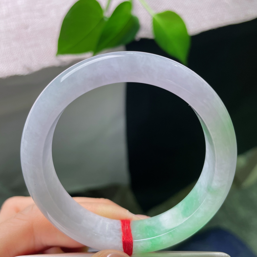 53/12.5/8.5，春彩正圈，无裂，淡紫底色温柔软糯，缓缓晕开嫩绿色调，紫绿二者自然过渡，氛围感温婉浪漫，是经典的春彩韵味。ss56748a